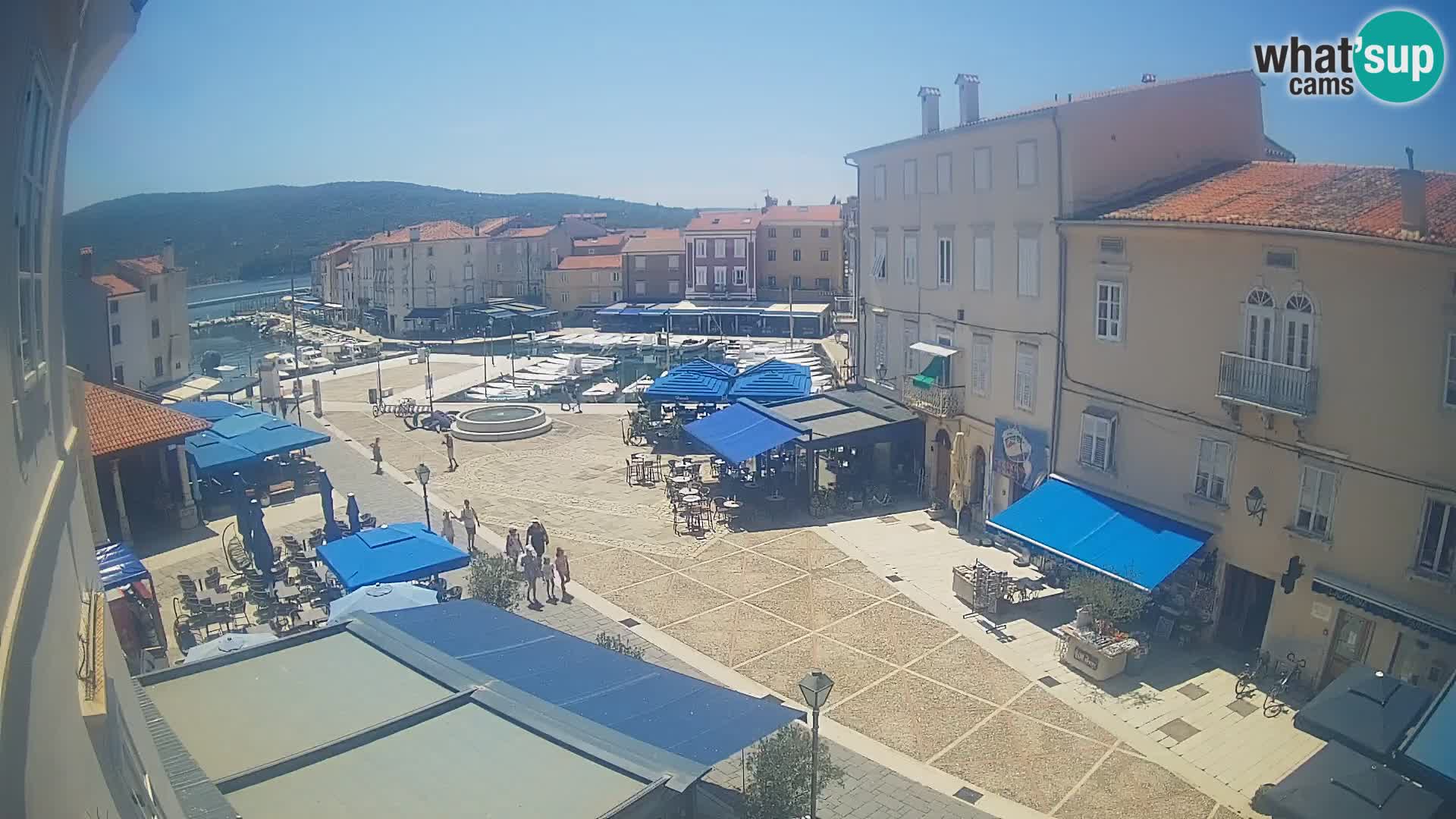Web kamera Grad Cres – glavni trg i “mandrač” – otok Cres