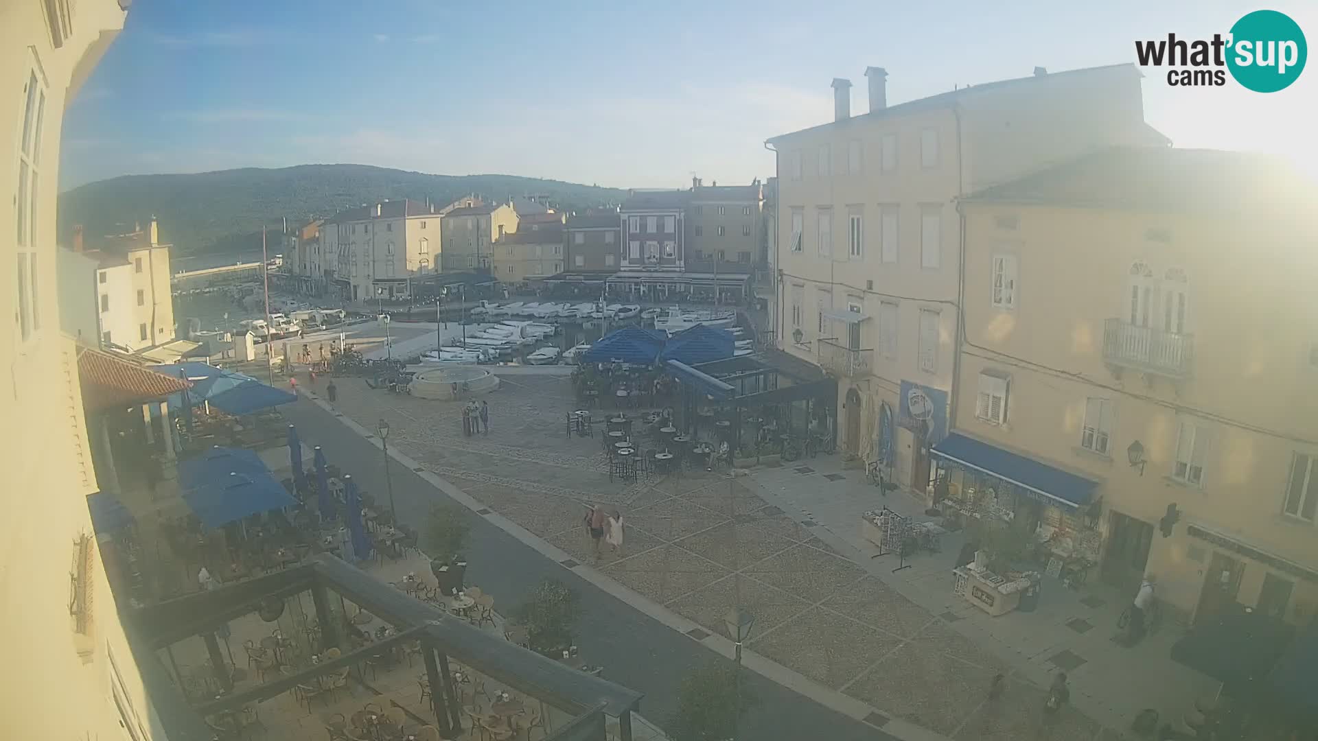 Web kamera Grad Cres – glavni trg i “mandrač” – otok Cres