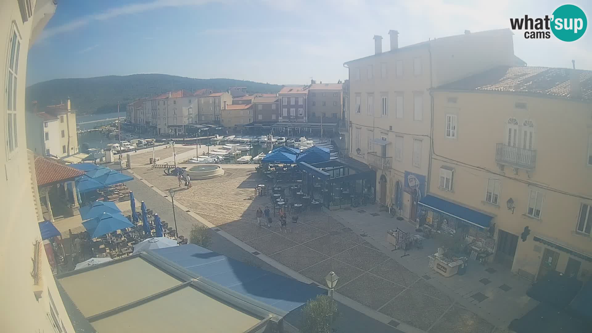 Web kamera Grad Cres – glavni trg i “mandrač” – otok Cres