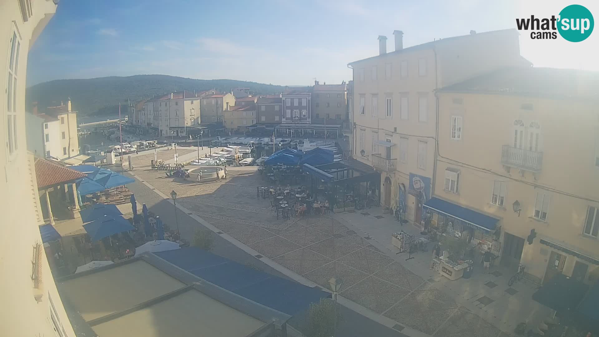 Kamera v ŽIVO Cres mesto – glavni trg in “mandrač” – otok Cres – Hrvaška
