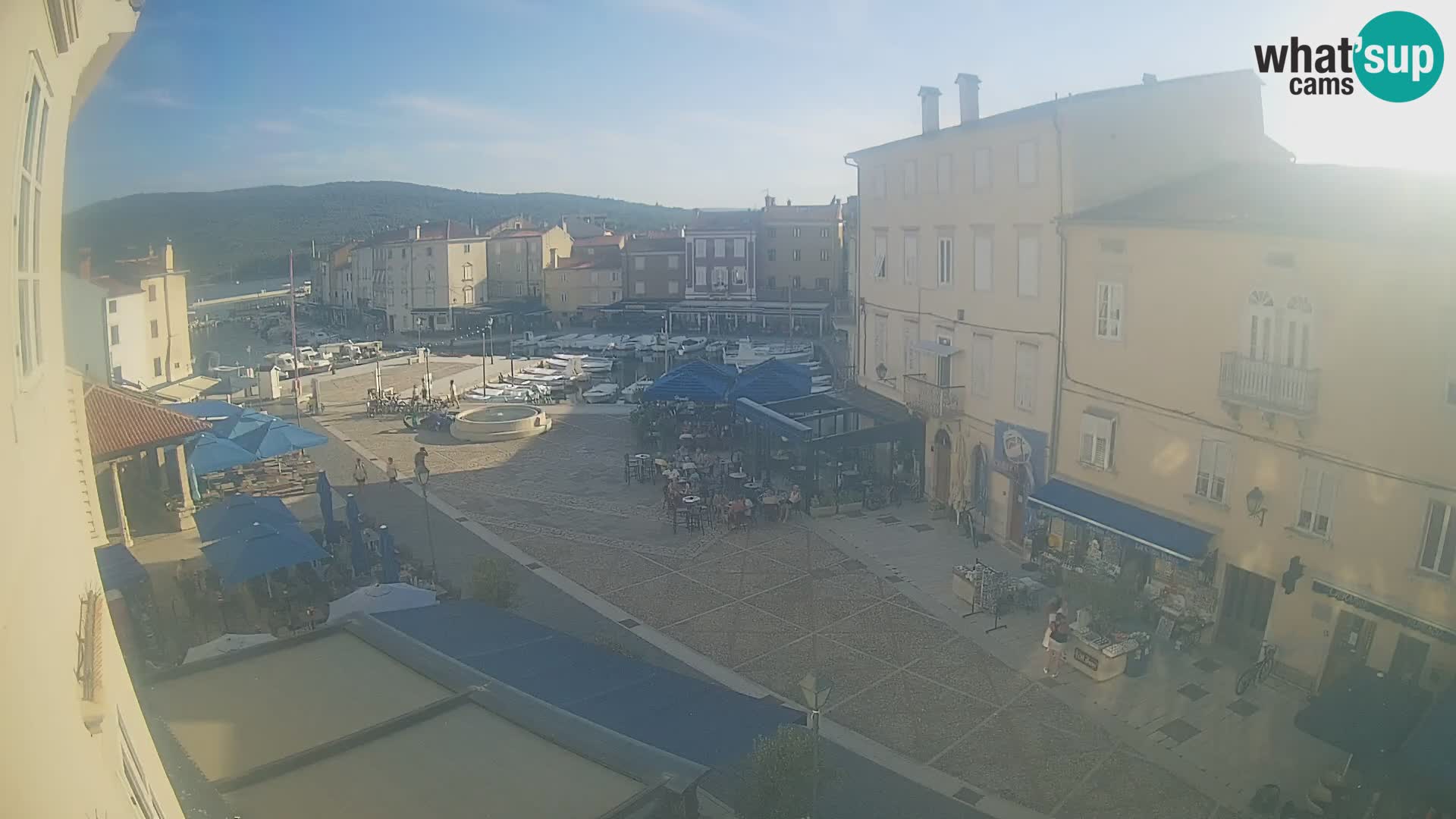 Kamera v ŽIVO Cres mesto – glavni trg in “mandrač” – otok Cres – Hrvaška