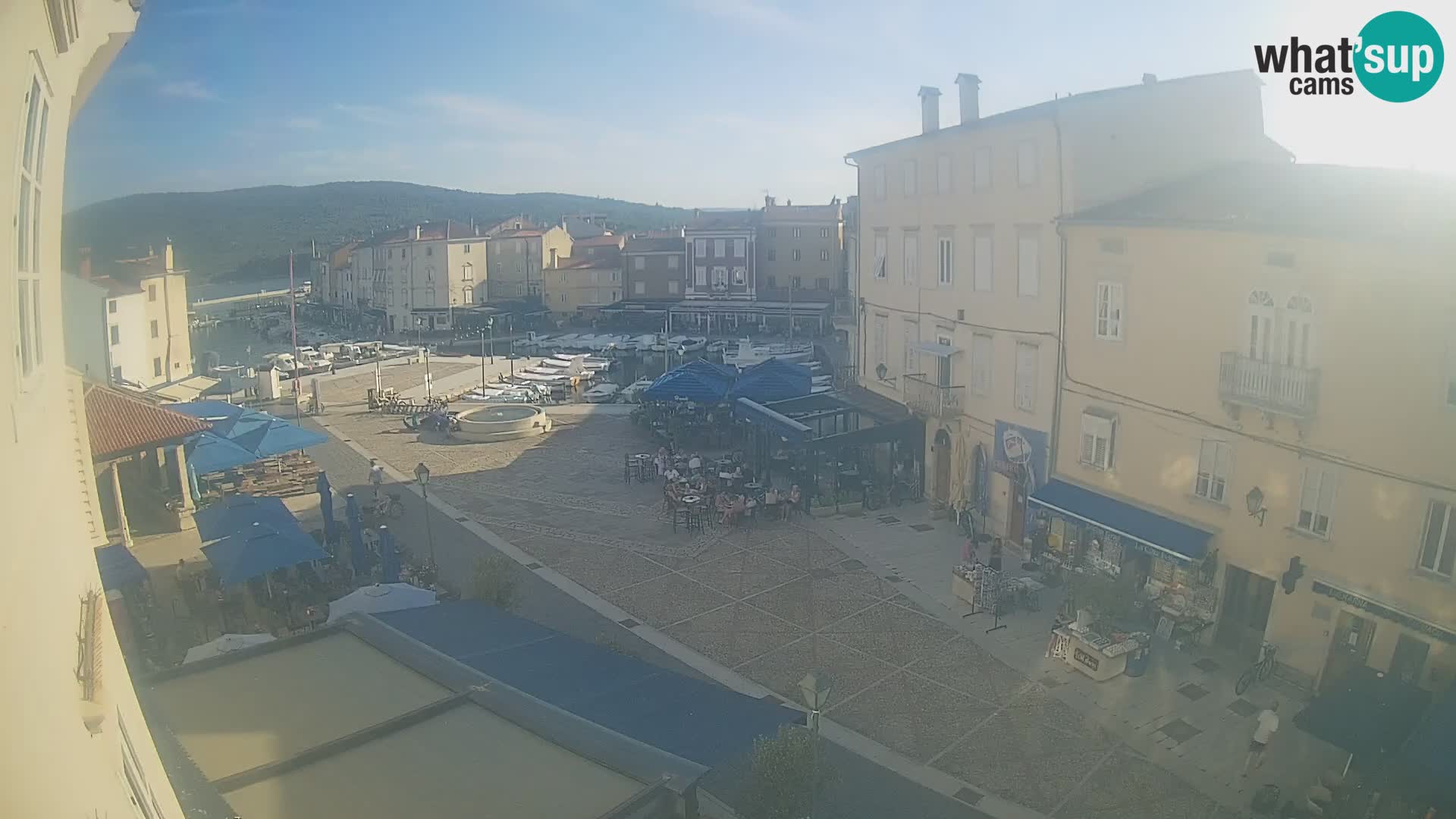 Kamera v ŽIVO Cres mesto – glavni trg in “mandrač” – otok Cres – Hrvaška
