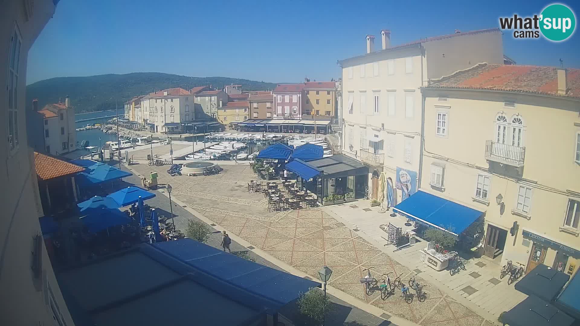 V ŽIVO spletna kamera Cres mesto – glavni trg in “mandrač” – otok Cres – Hrvaška