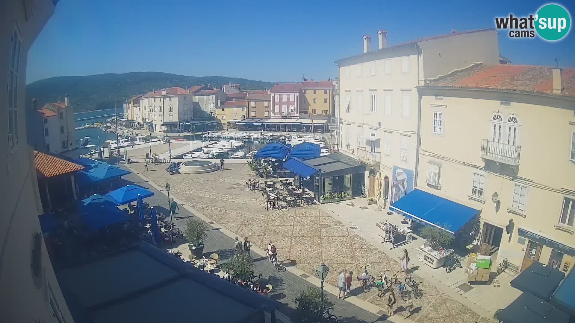 V ŽIVO spletna kamera Cres mesto – glavni trg in “mandrač” – otok Cres – Hrvaška