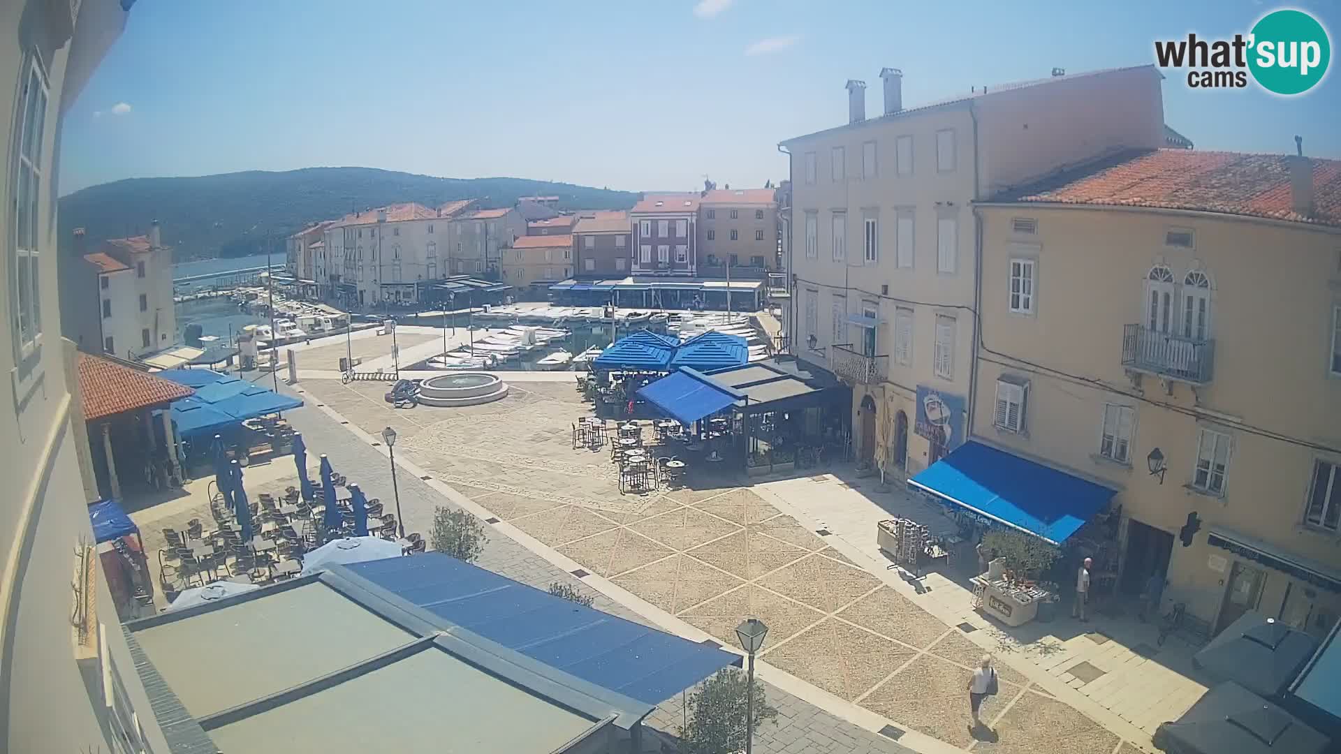 Web kamera Grad Cres – glavni trg i “mandrač” – otok Cres