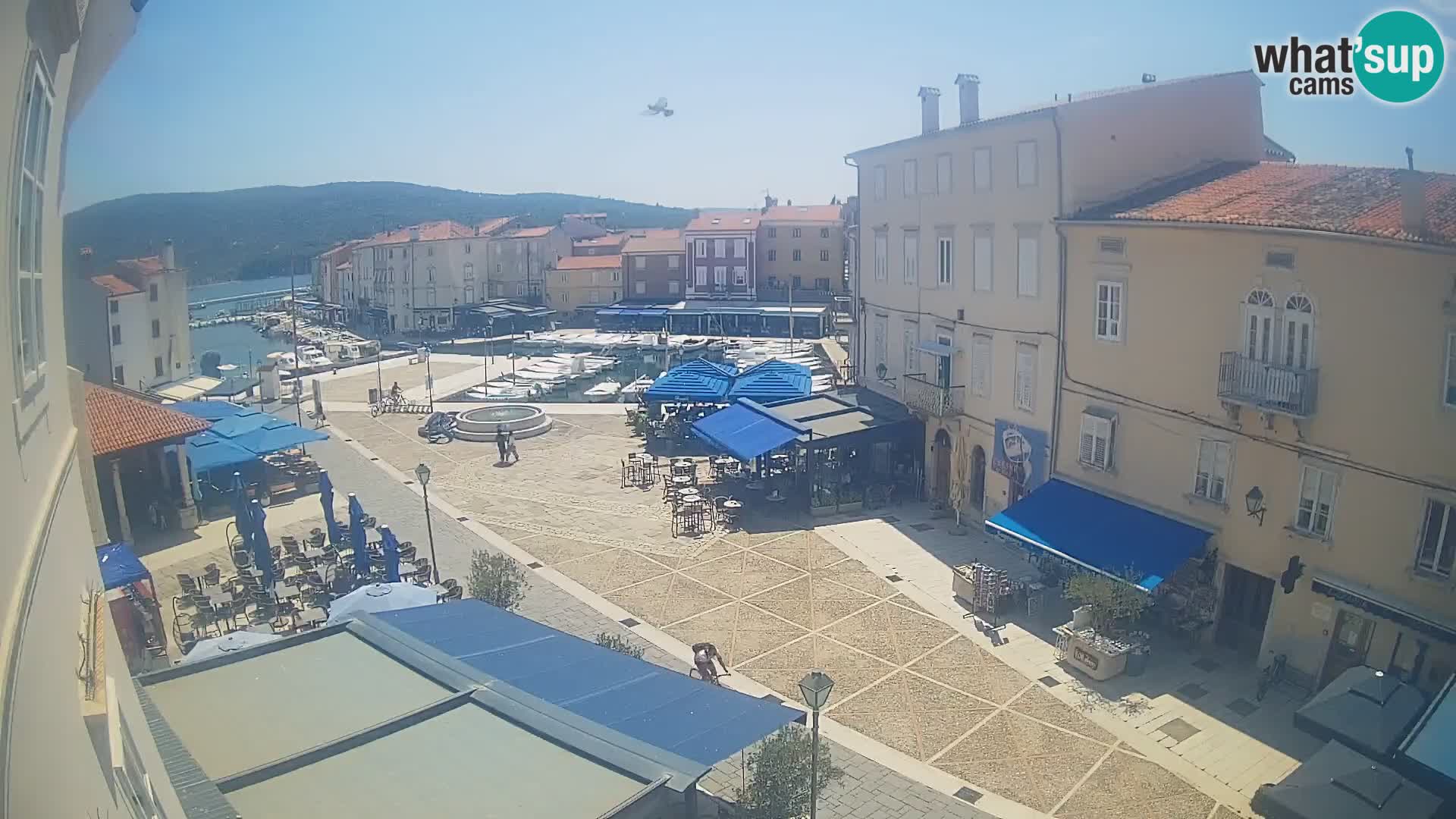 V ŽIVO spletna kamera Cres mesto – glavni trg in “mandrač” – otok Cres – Hrvaška