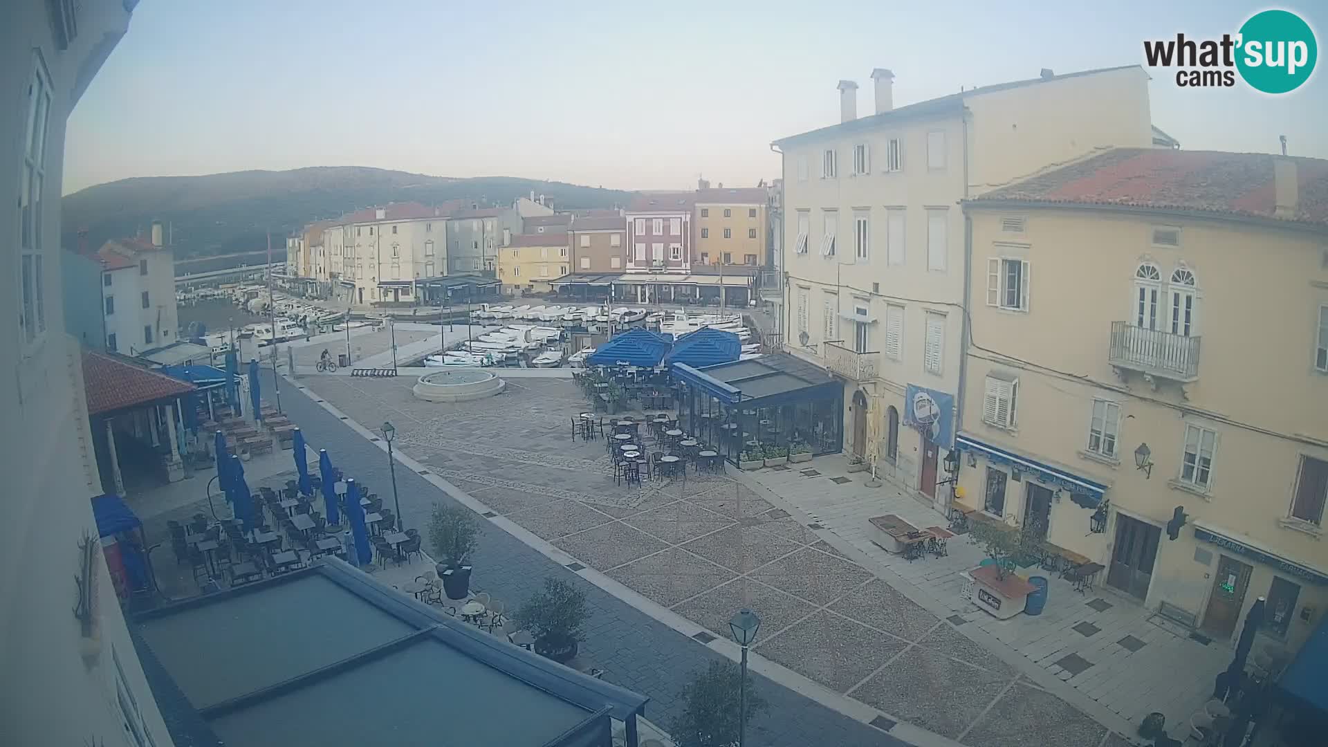 Cámara en vivo ciudad de Cres – plaza principal y “mandrač” – isla de Cres – Croacia