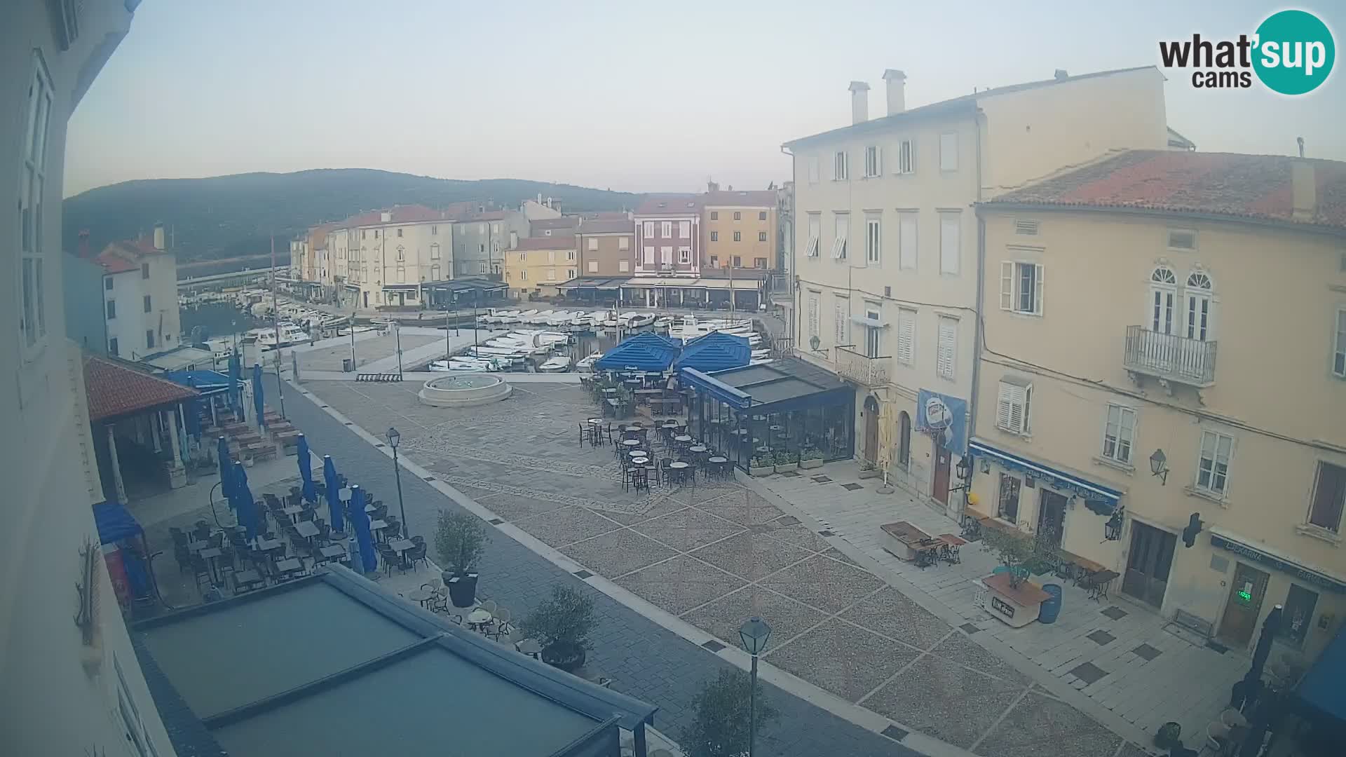 Web kamera Grad Cres – glavni trg i “mandrač” – otok Cres