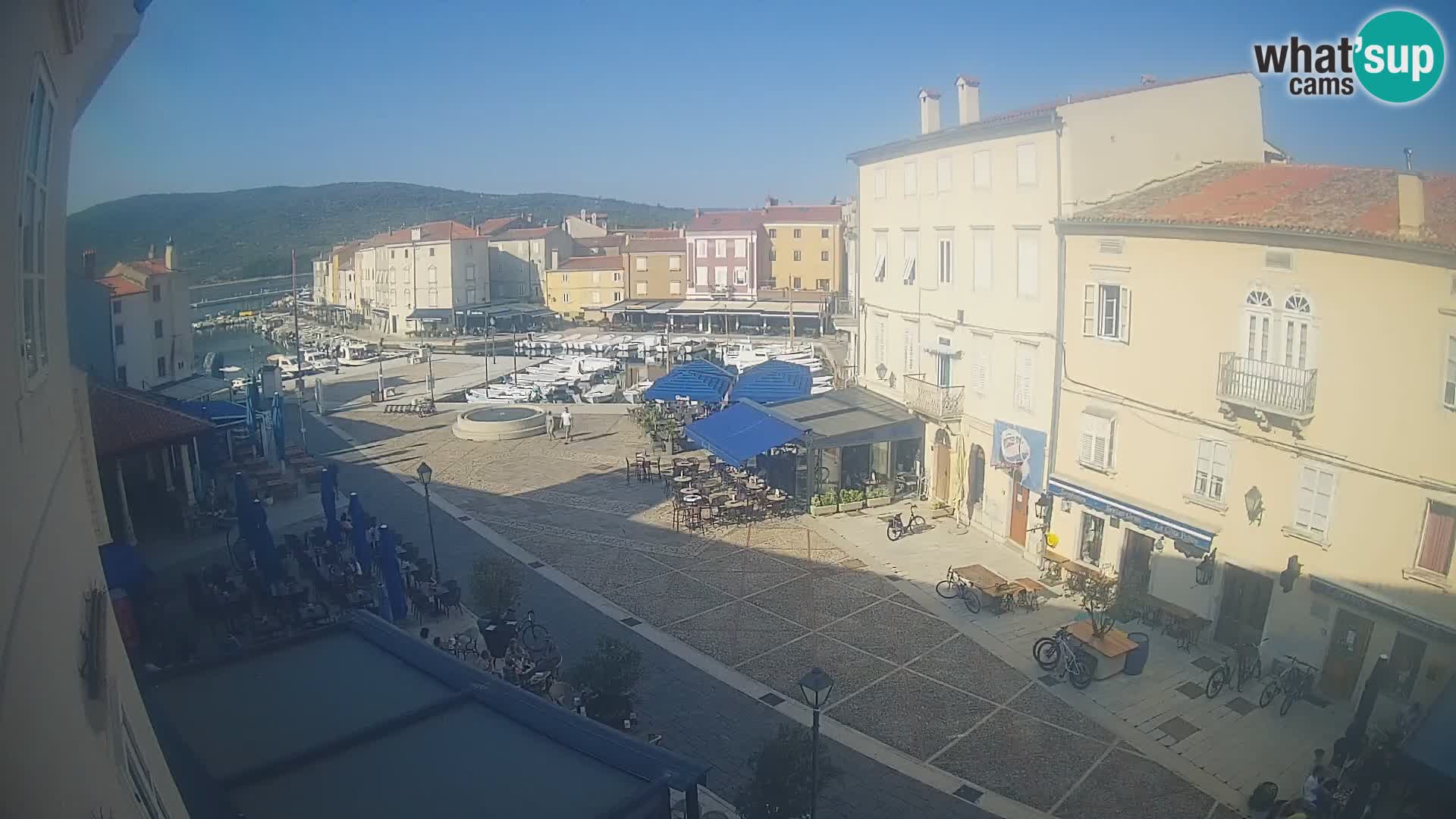 V ŽIVO spletna kamera Cres mesto – glavni trg in “mandrač” – otok Cres – Hrvaška
