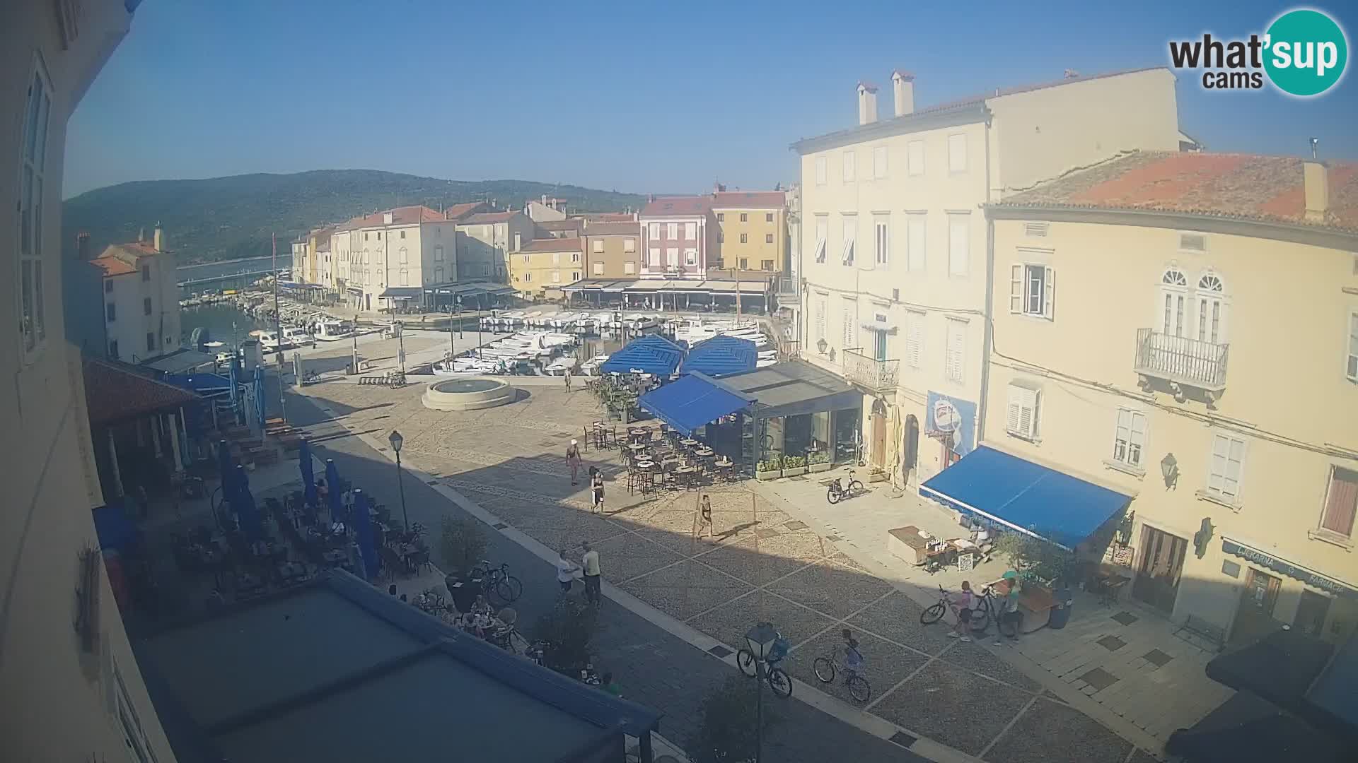 V ŽIVO spletna kamera Cres mesto – glavni trg in “mandrač” – otok Cres – Hrvaška