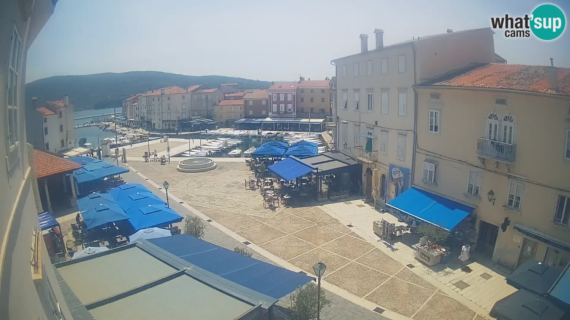 V ŽIVO spletna kamera Cres mesto – glavni trg in “mandrač” – otok Cres – Hrvaška