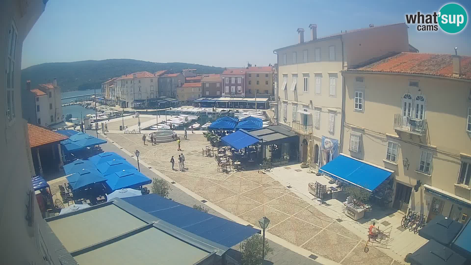 Kamera v ŽIVO Cres mesto – glavni trg in “mandrač” – otok Cres – Hrvaška