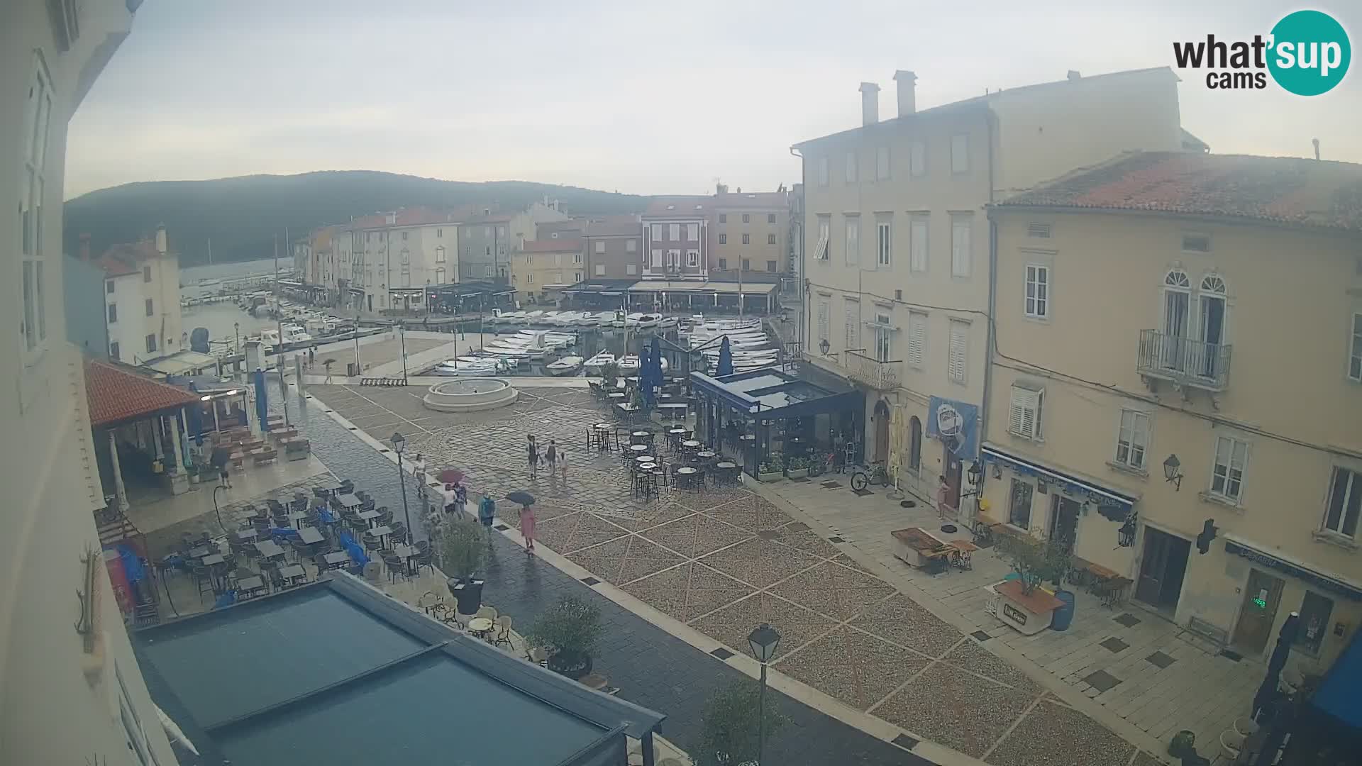 Web kamera Grad Cres – glavni trg i “mandrač” – otok Cres