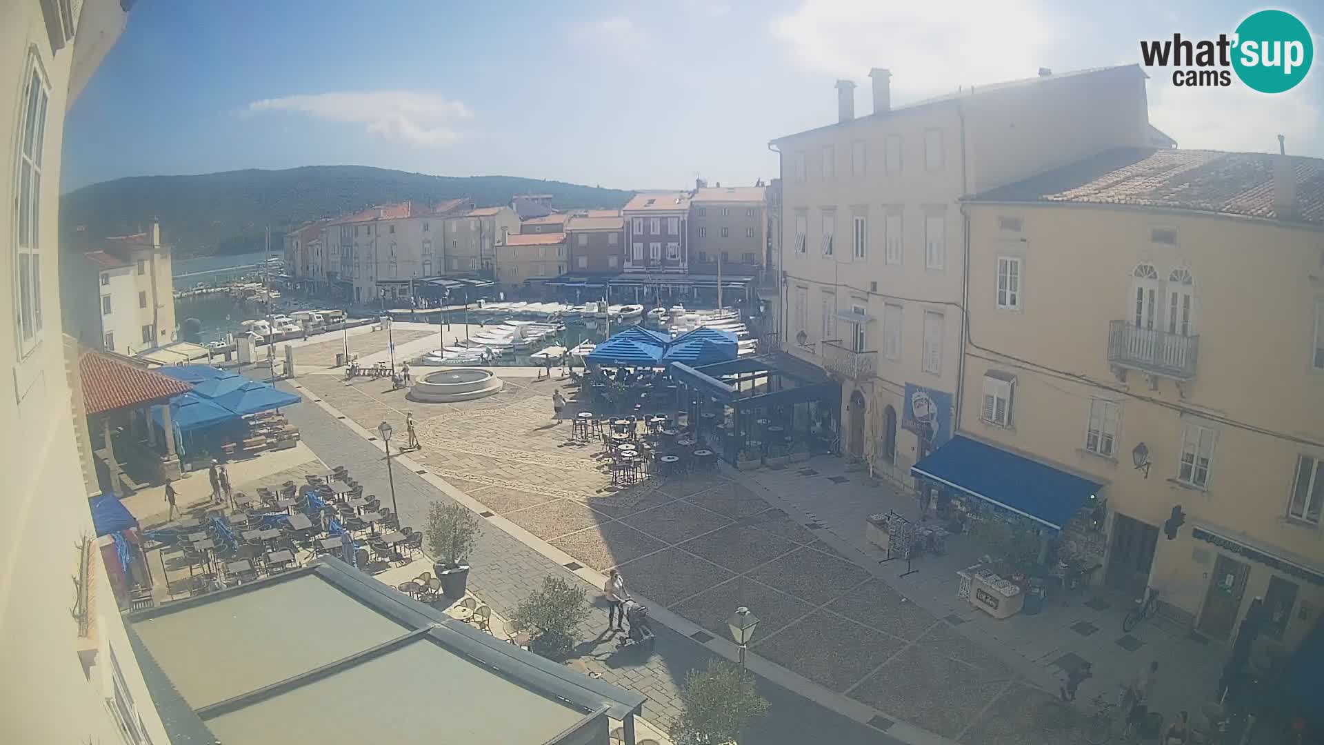 Web kamera Grad Cres – glavni trg i “mandrač” – otok Cres