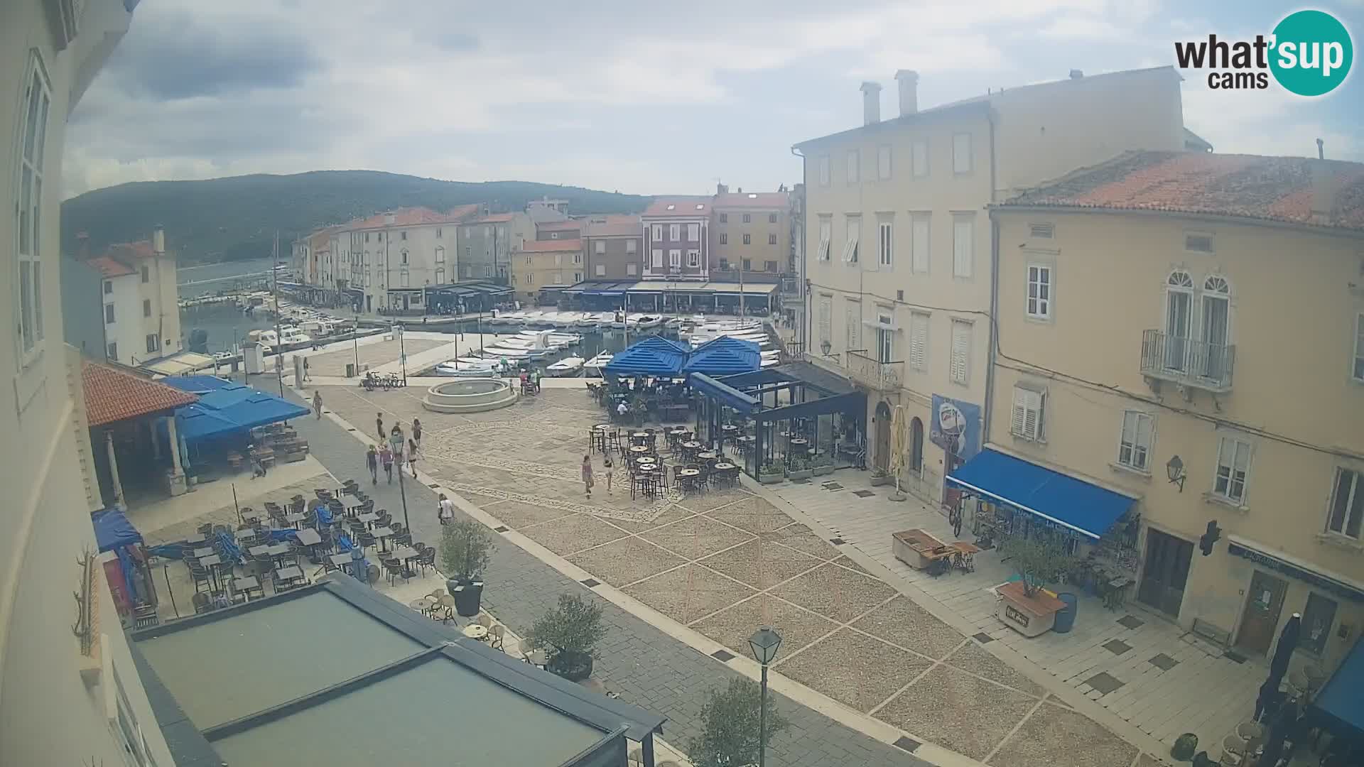 Kamera v ŽIVO Cres mesto – glavni trg in “mandrač” – otok Cres – Hrvaška