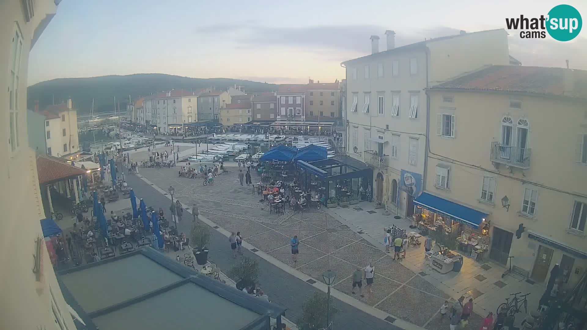 V ŽIVO spletna kamera Cres mesto – glavni trg in “mandrač” – otok Cres – Hrvaška