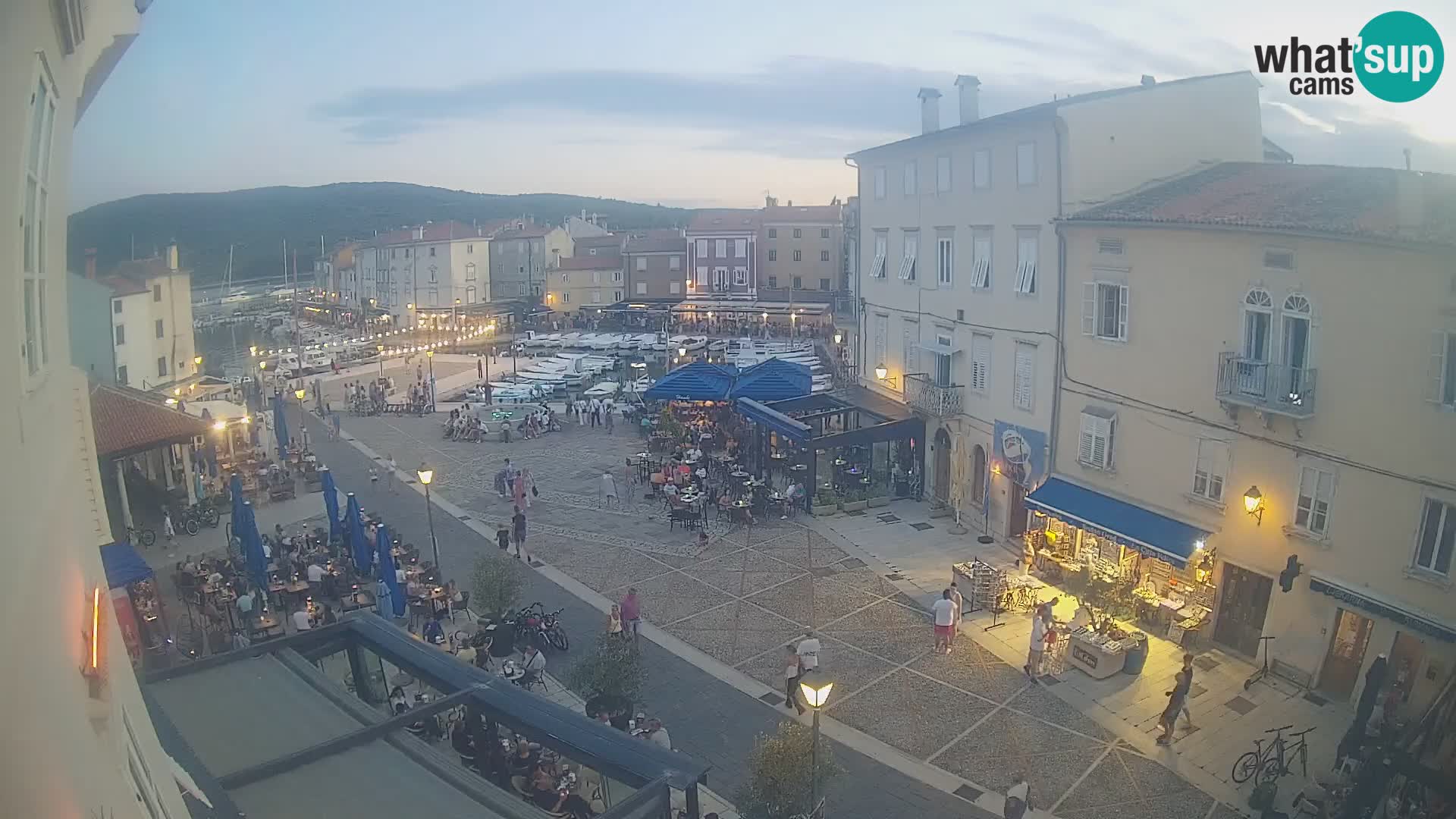 Web kamera Grad Cres – glavni trg i “mandrač” – otok Cres