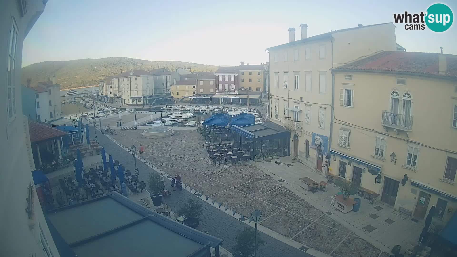 V ŽIVO spletna kamera Cres mesto – glavni trg in “mandrač” – otok Cres – Hrvaška