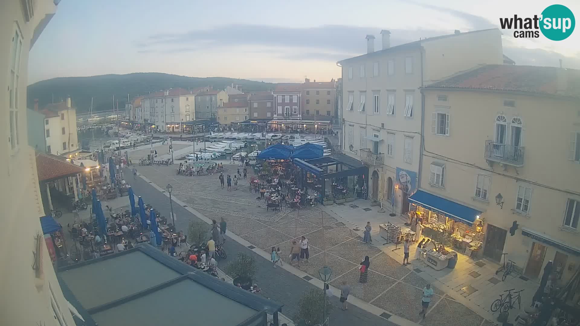Web kamera Grad Cres – glavni trg i “mandrač” – otok Cres
