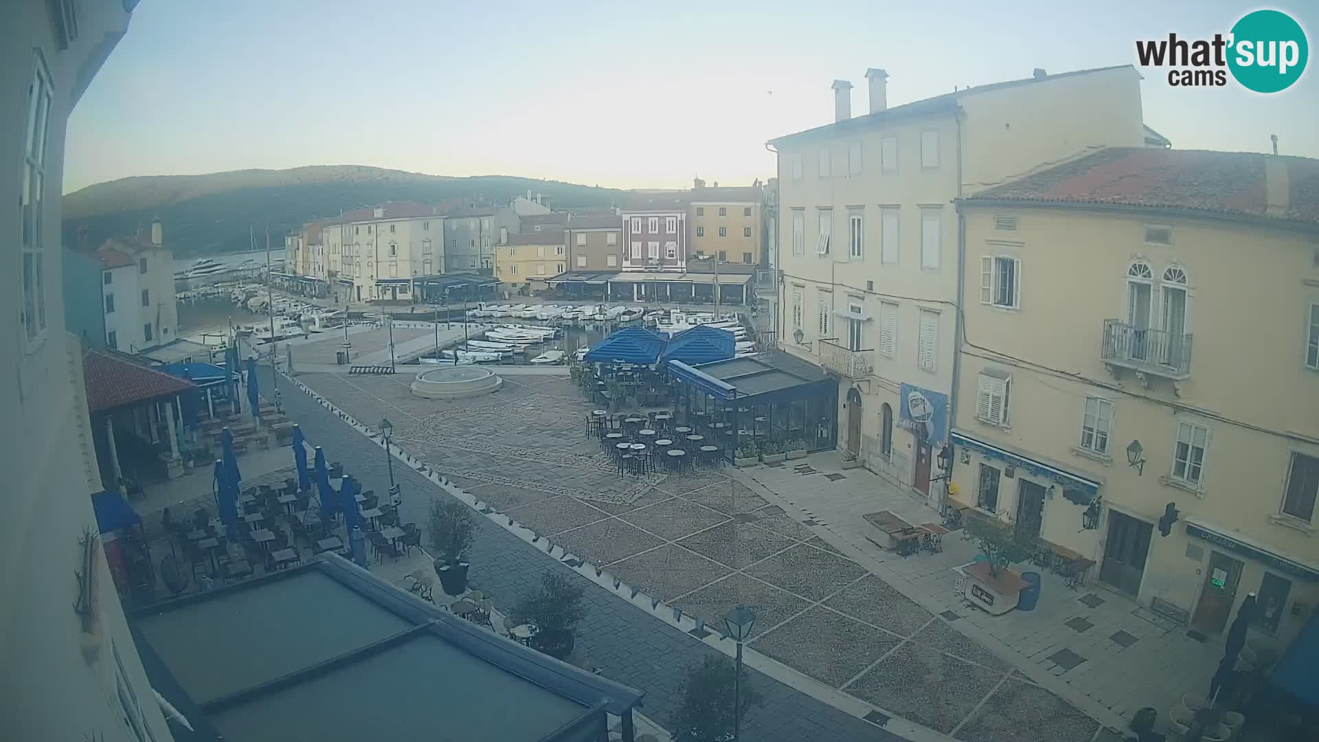Kamera v ŽIVO Cres mesto – glavni trg in “mandrač” – otok Cres – Hrvaška