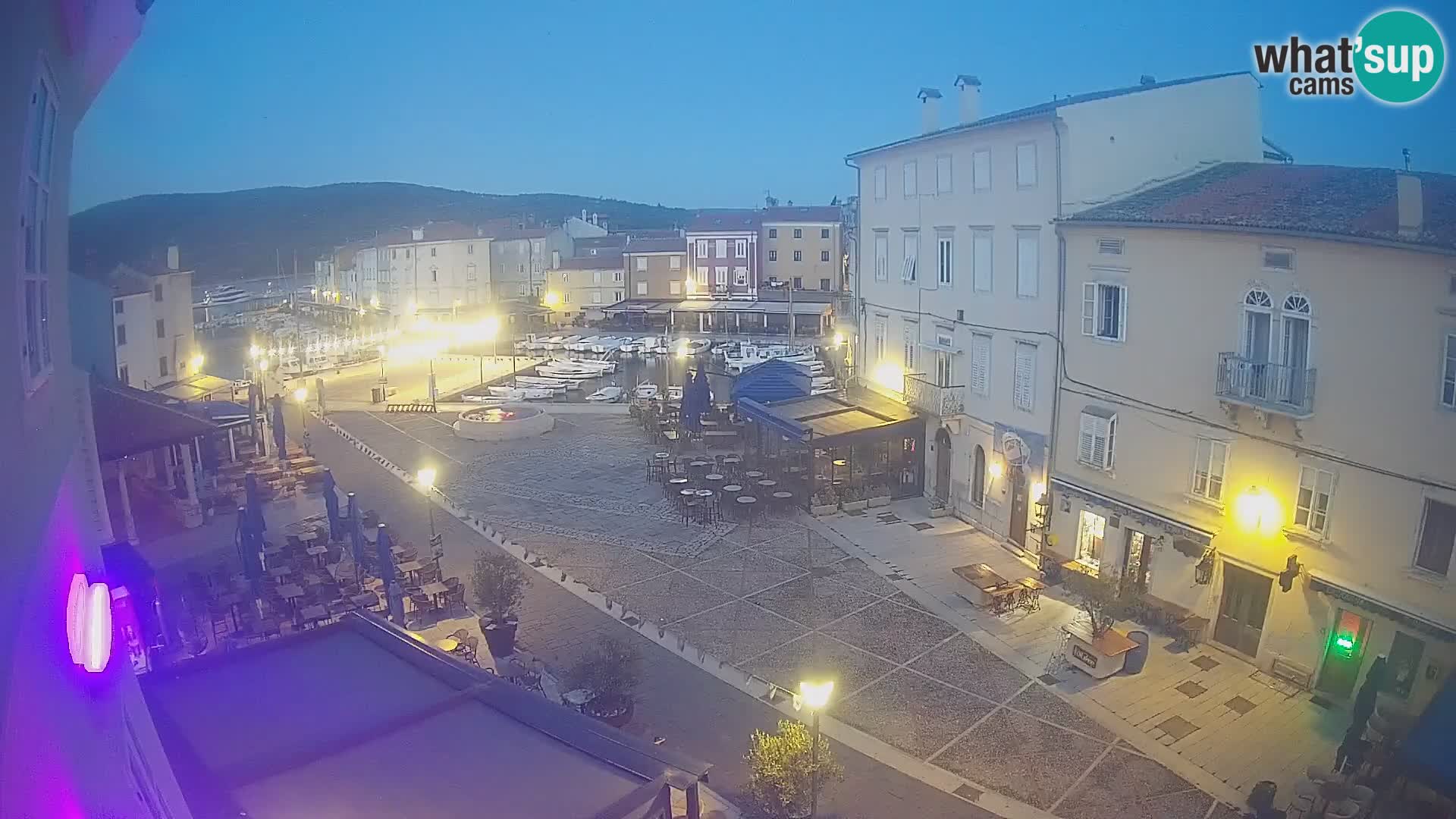 Cámara en vivo ciudad de Cres – plaza principal y “mandrač” – isla de Cres – Croacia