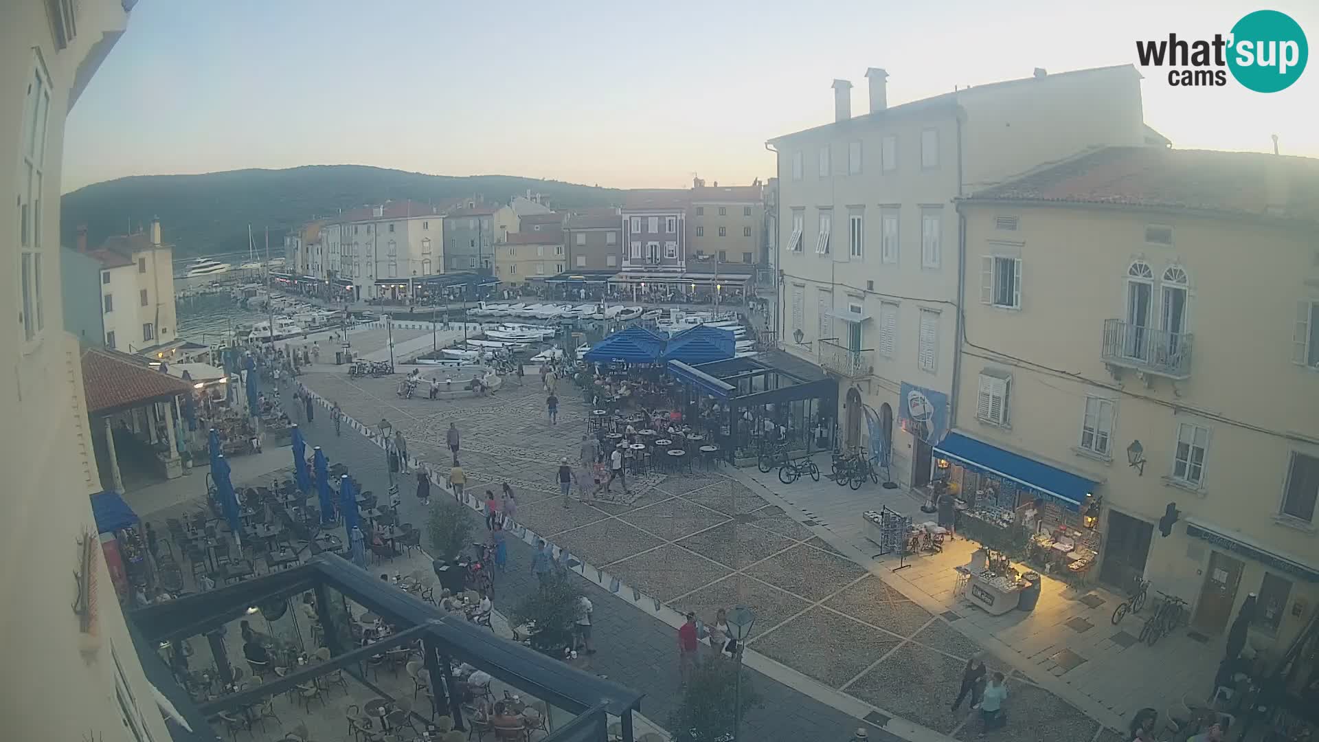 V ŽIVO spletna kamera Cres mesto – glavni trg in “mandrač” – otok Cres – Hrvaška