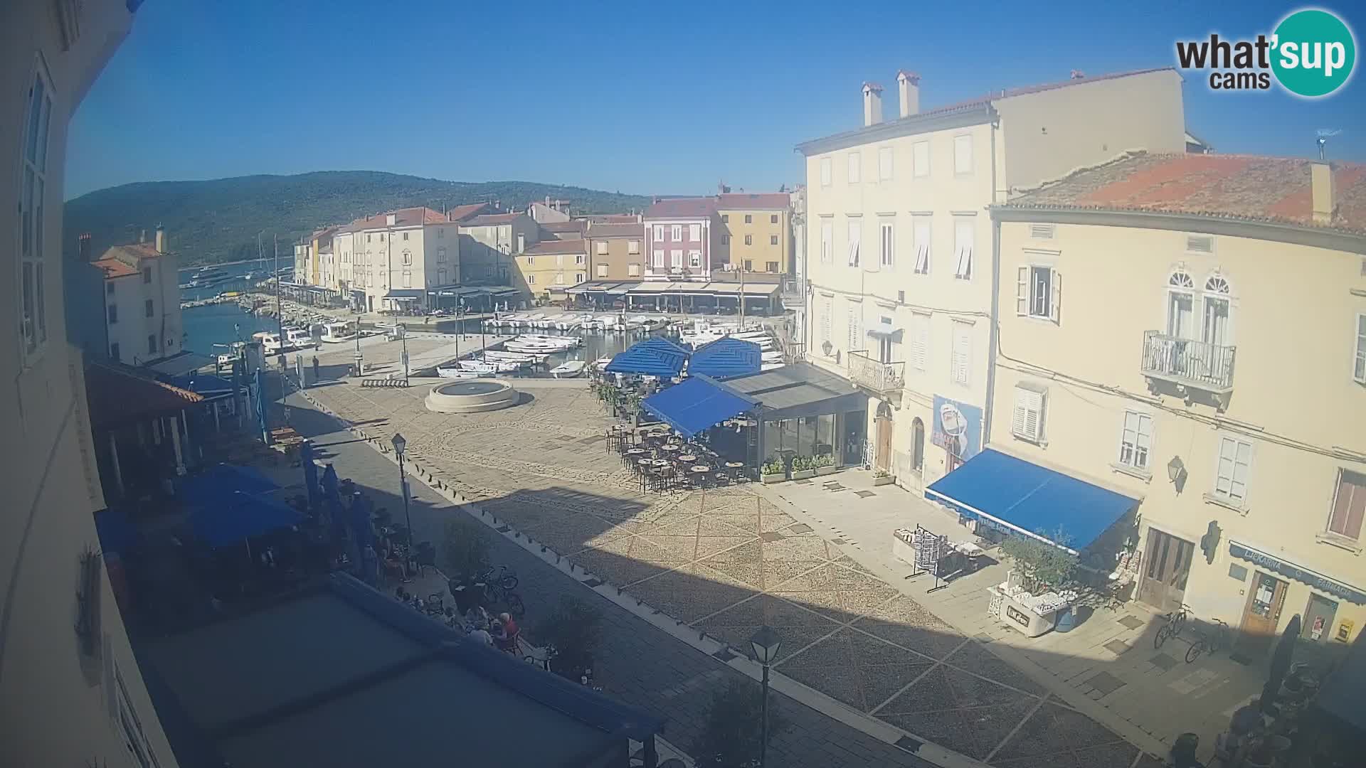 Web kamera Grad Cres – glavni trg i “mandrač” – otok Cres