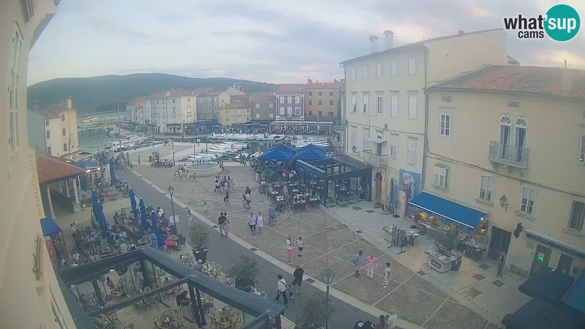 Kamera v ŽIVO Cres mesto – glavni trg in “mandrač” – otok Cres – Hrvaška