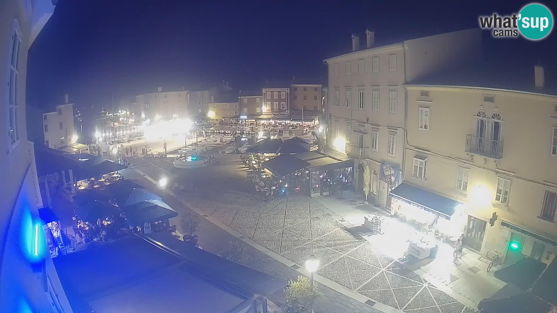 V ŽIVO spletna kamera Cres mesto – glavni trg in “mandrač” – otok Cres – Hrvaška
