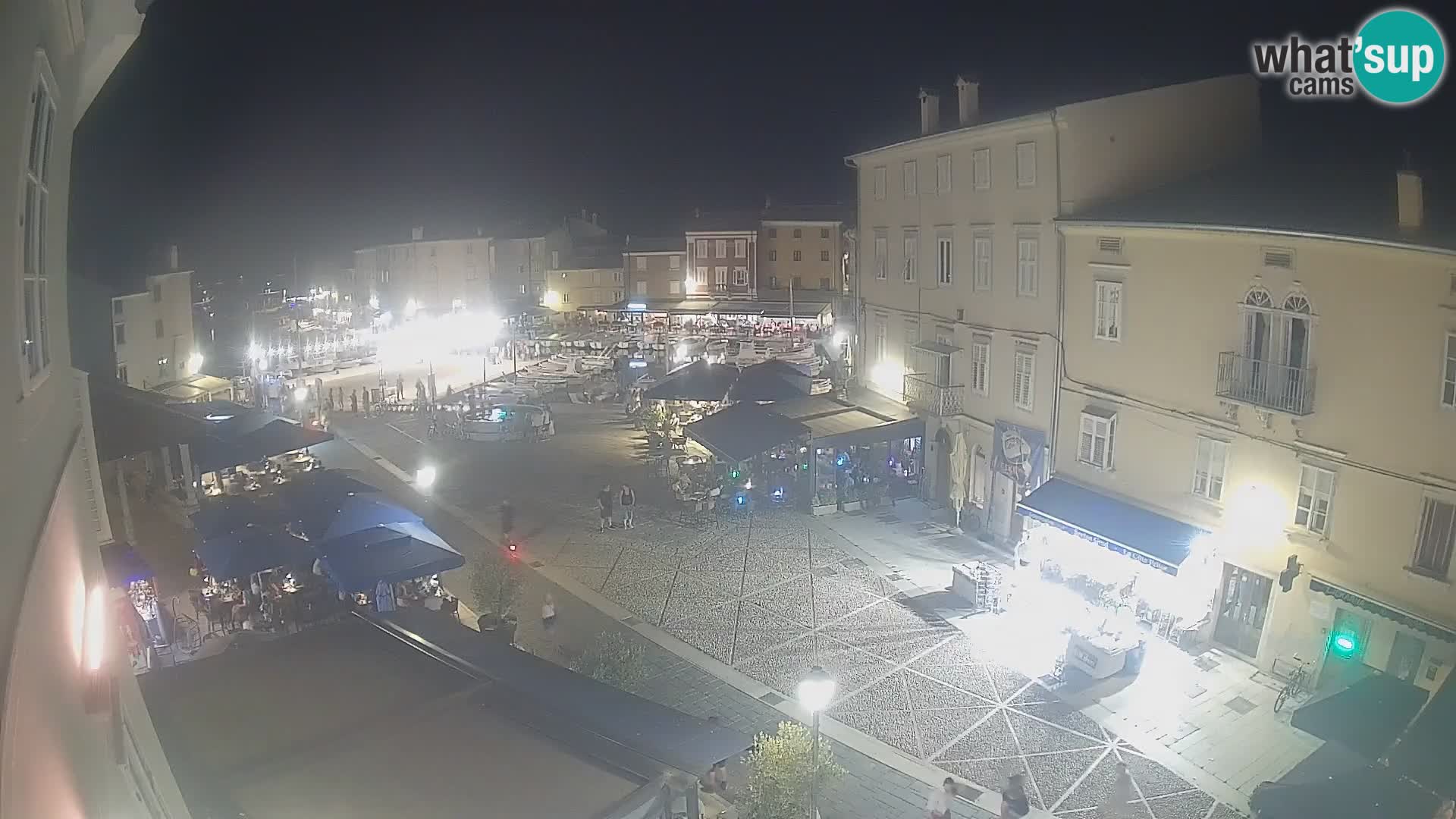 V ŽIVO spletna kamera Cres mesto – glavni trg in “mandrač” – otok Cres – Hrvaška