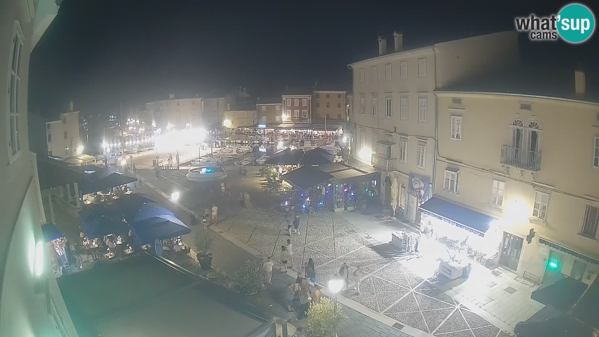 V ŽIVO spletna kamera Cres mesto – glavni trg in “mandrač” – otok Cres – Hrvaška