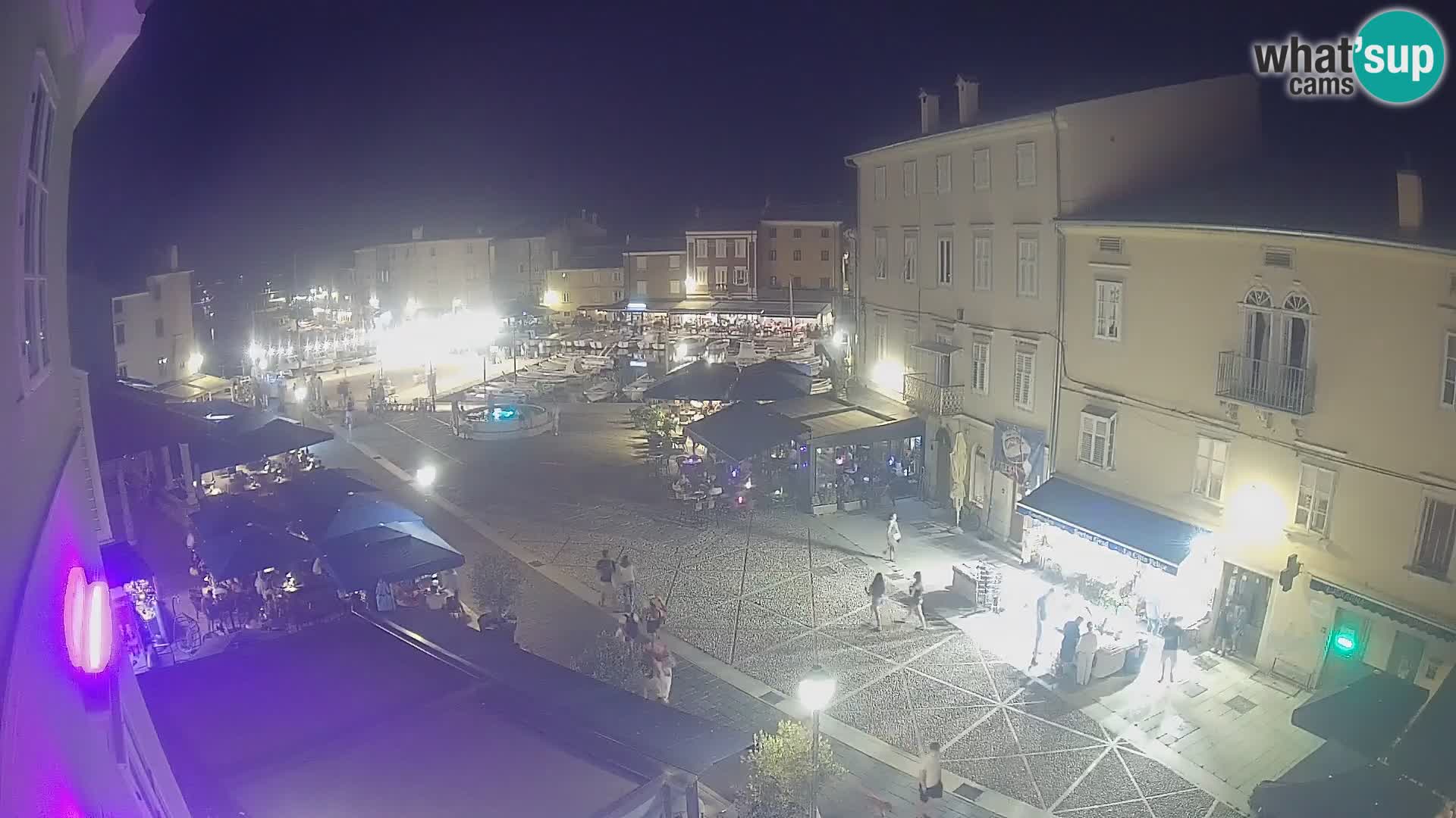 Web kamera Grad Cres – glavni trg i “mandrač” – otok Cres