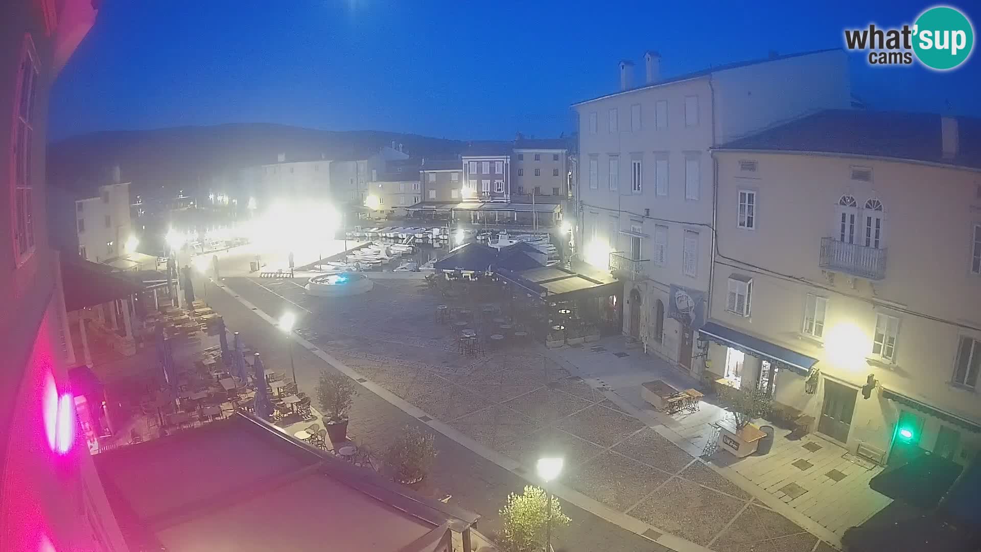 Web kamera Grad Cres – glavni trg i “mandrač” – otok Cres