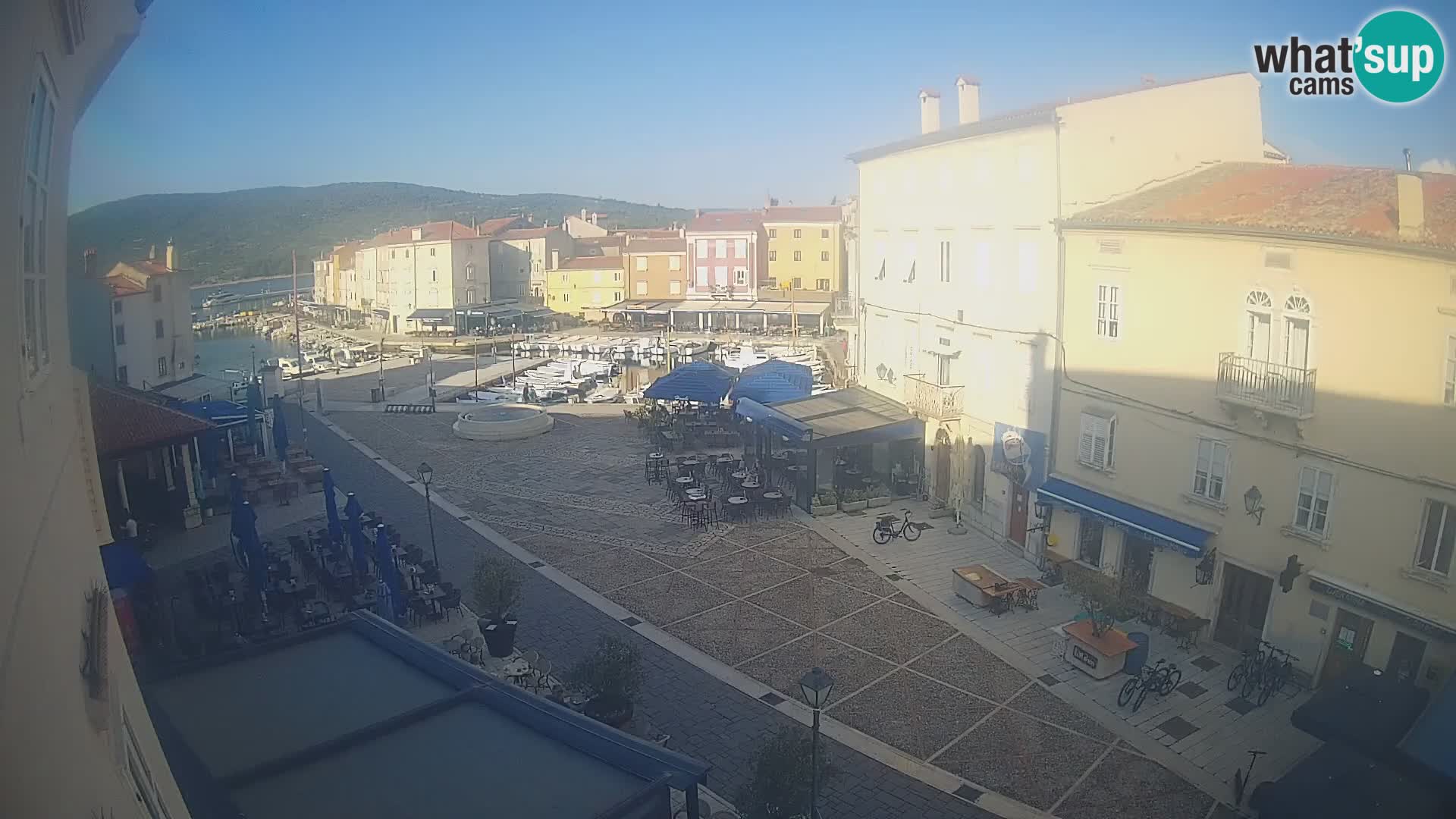 Web kamera Grad Cres – glavni trg i “mandrač” – otok Cres