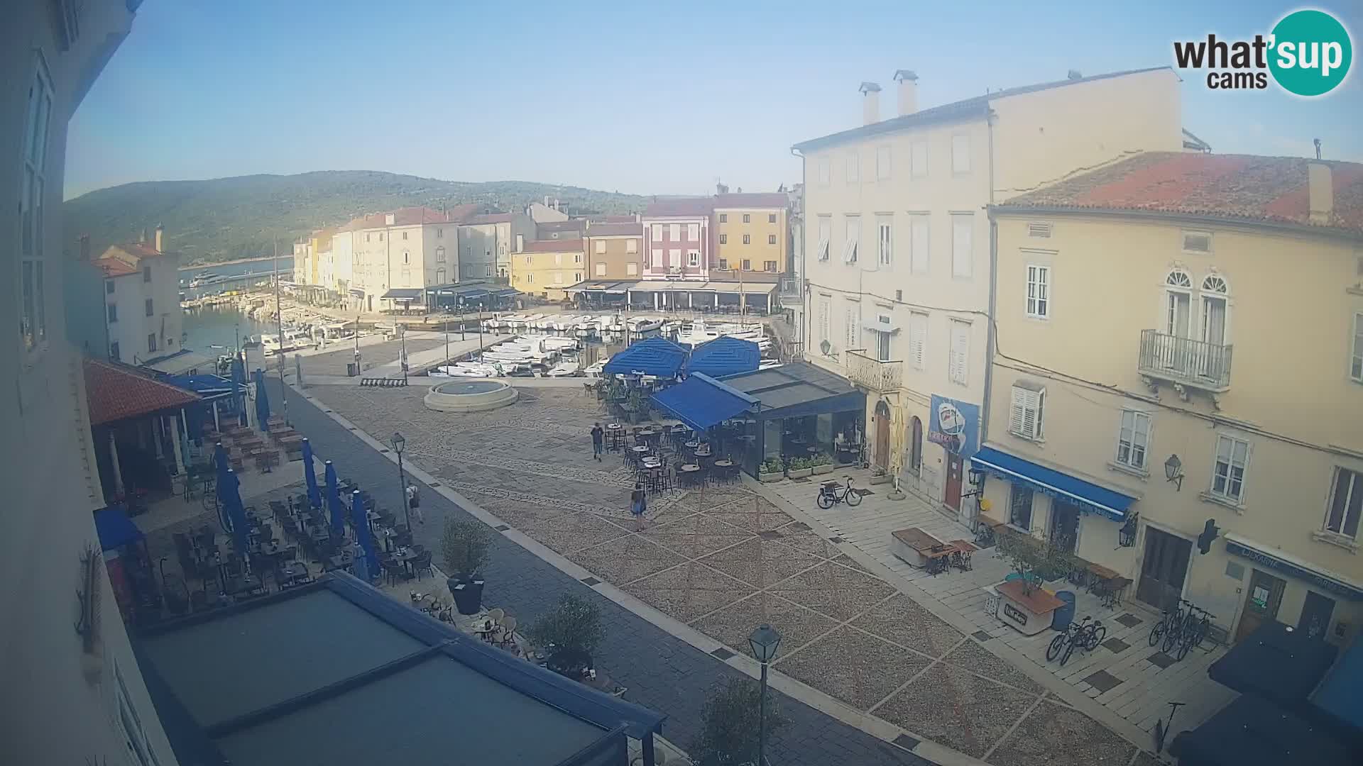 Web kamera Grad Cres – glavni trg i “mandrač” – otok Cres
