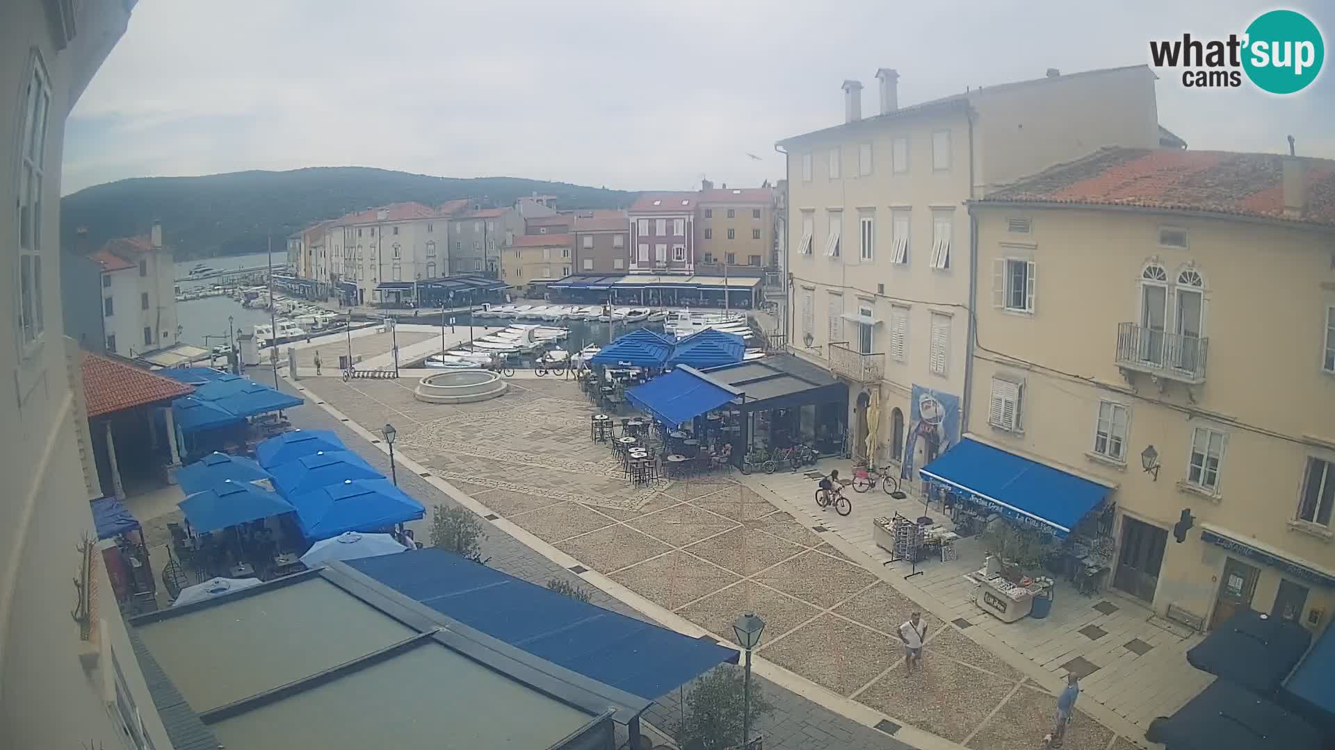 Kamera v ŽIVO Cres mesto – glavni trg in “mandrač” – otok Cres – Hrvaška
