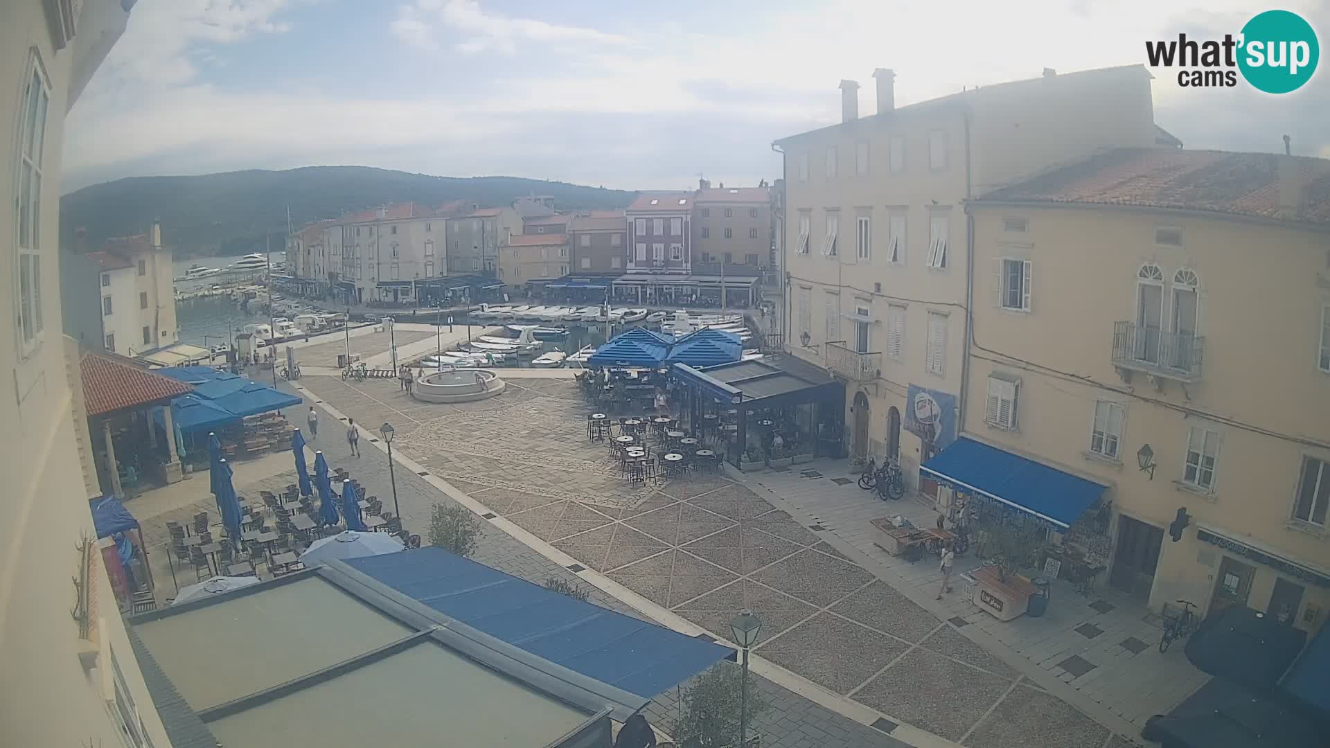 Kamera v ŽIVO Cres mesto – glavni trg in “mandrač” – otok Cres – Hrvaška