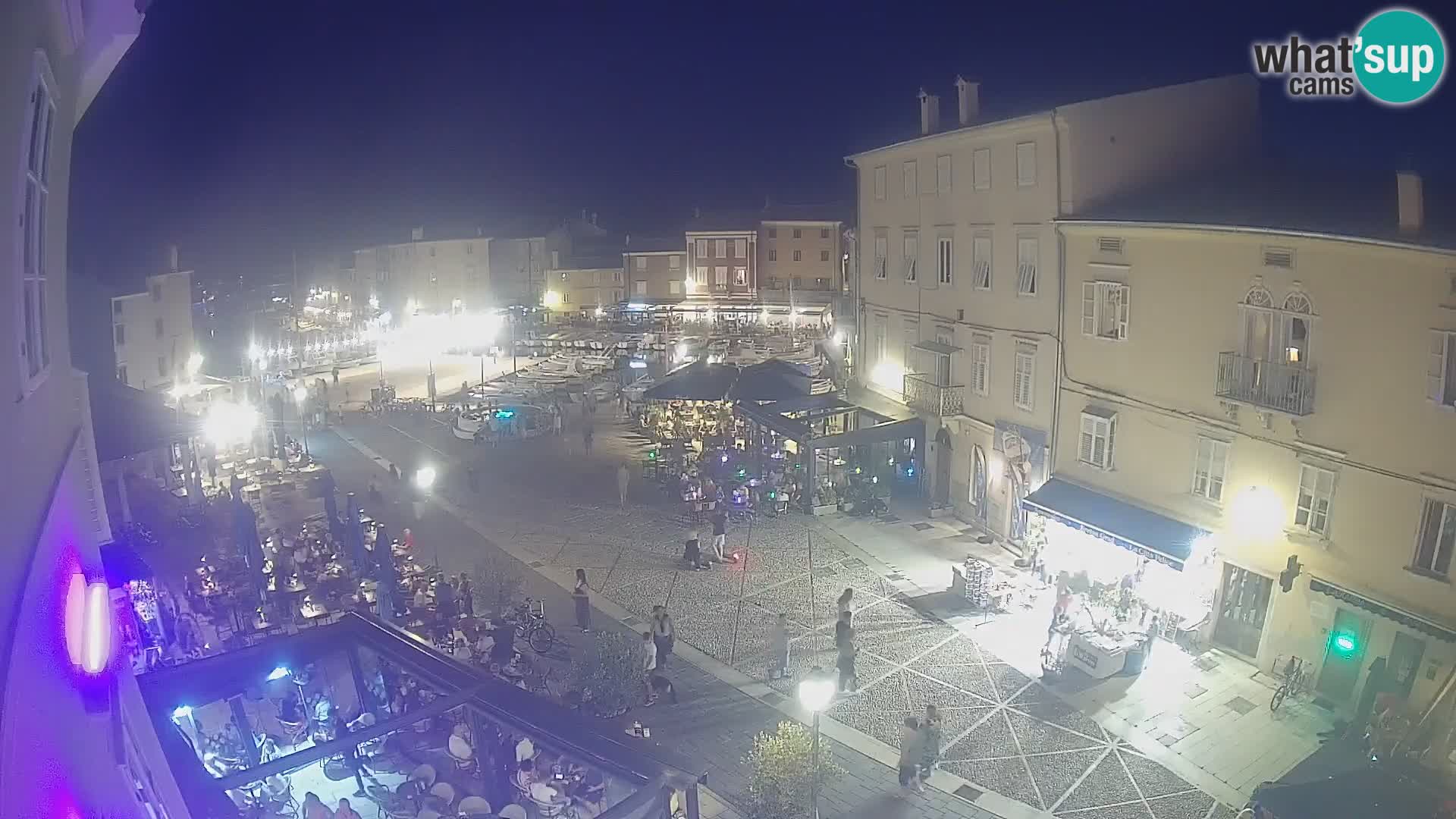 V ŽIVO spletna kamera Cres mesto – glavni trg in “mandrač” – otok Cres – Hrvaška