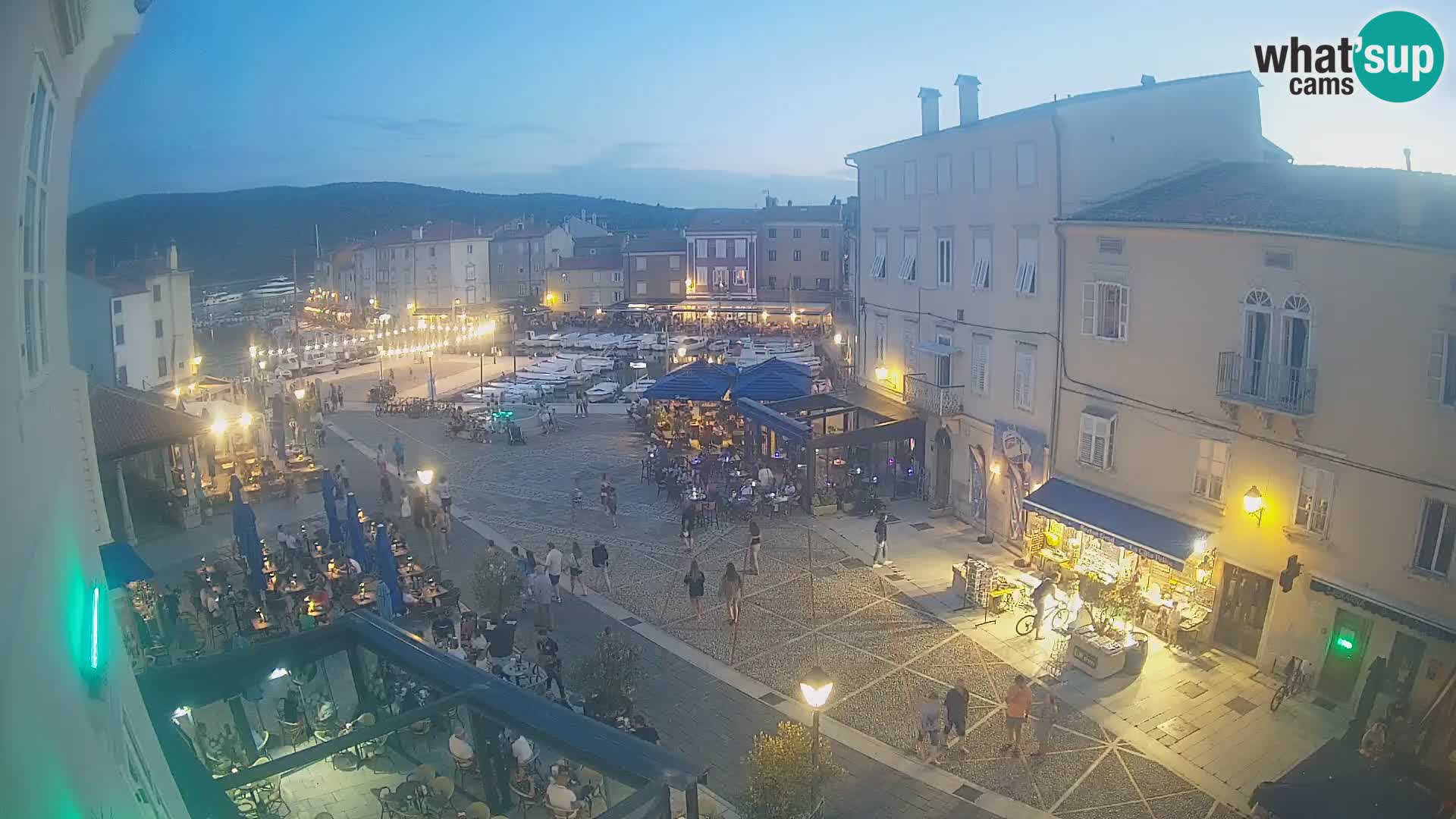 Web kamera Grad Cres – glavni trg i “mandrač” – otok Cres