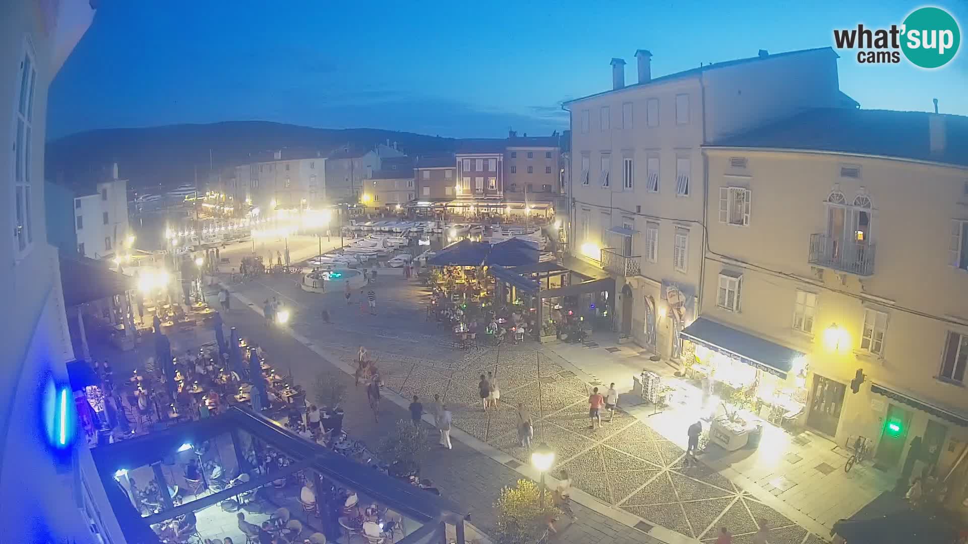 Web kamera Grad Cres – glavni trg i “mandrač” – otok Cres