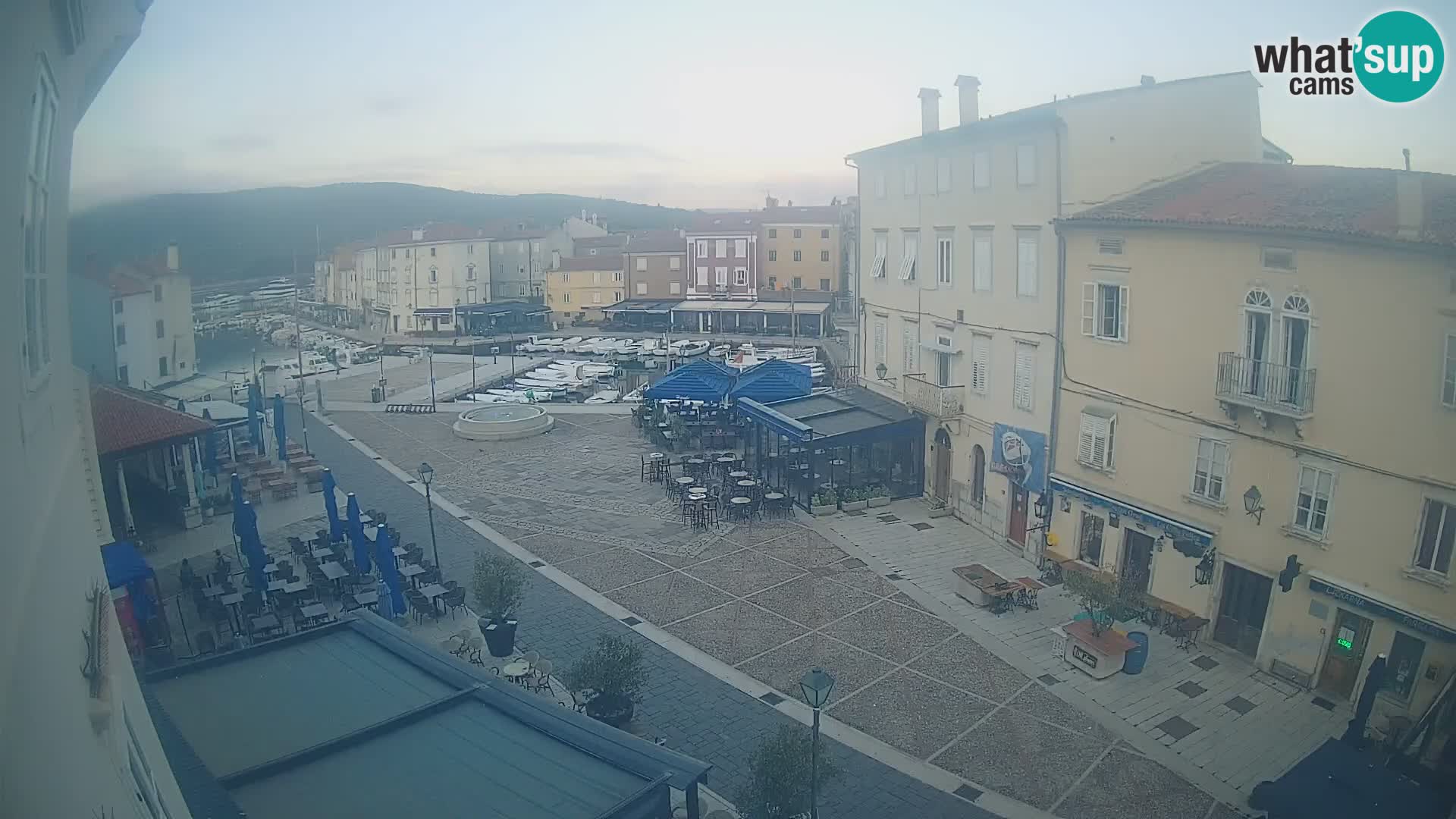 V ŽIVO spletna kamera Cres mesto – glavni trg in “mandrač” – otok Cres – Hrvaška