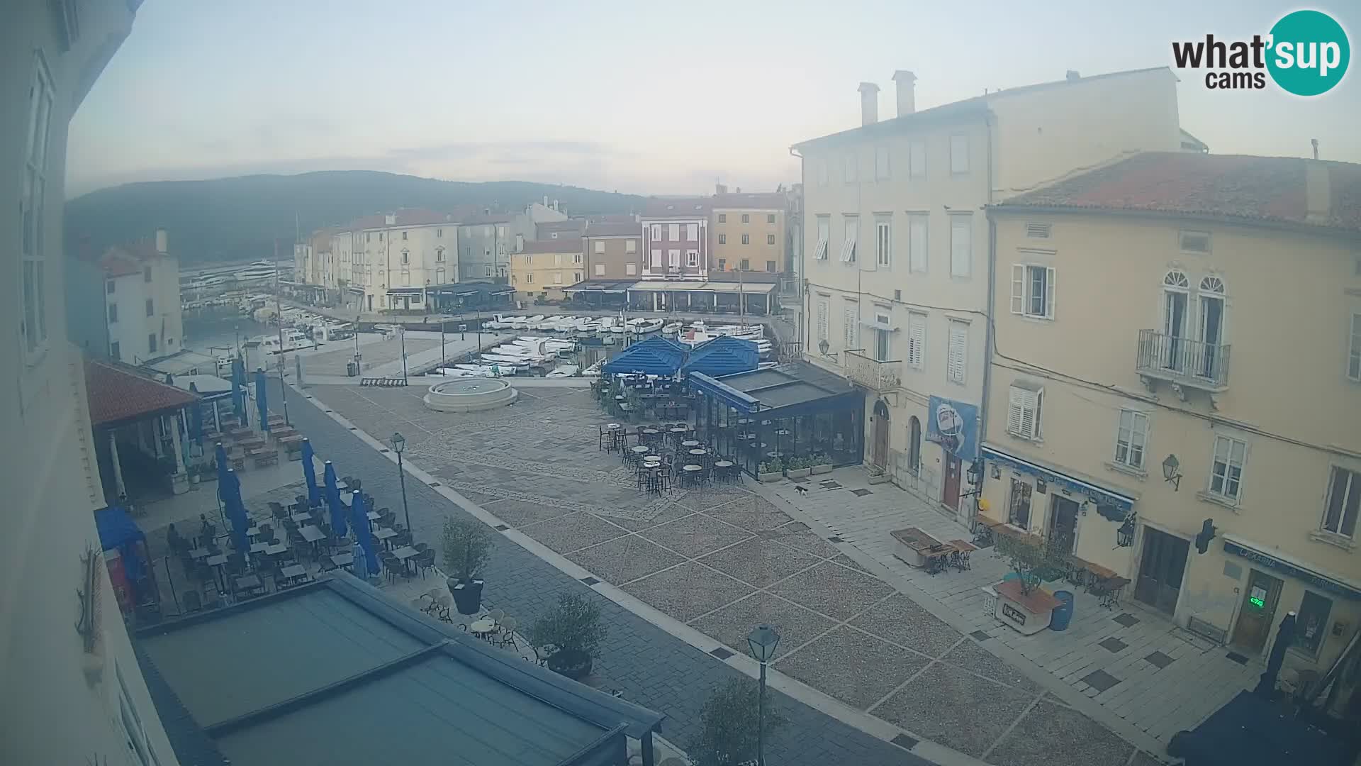 Kamera v ŽIVO Cres mesto – glavni trg in “mandrač” – otok Cres – Hrvaška