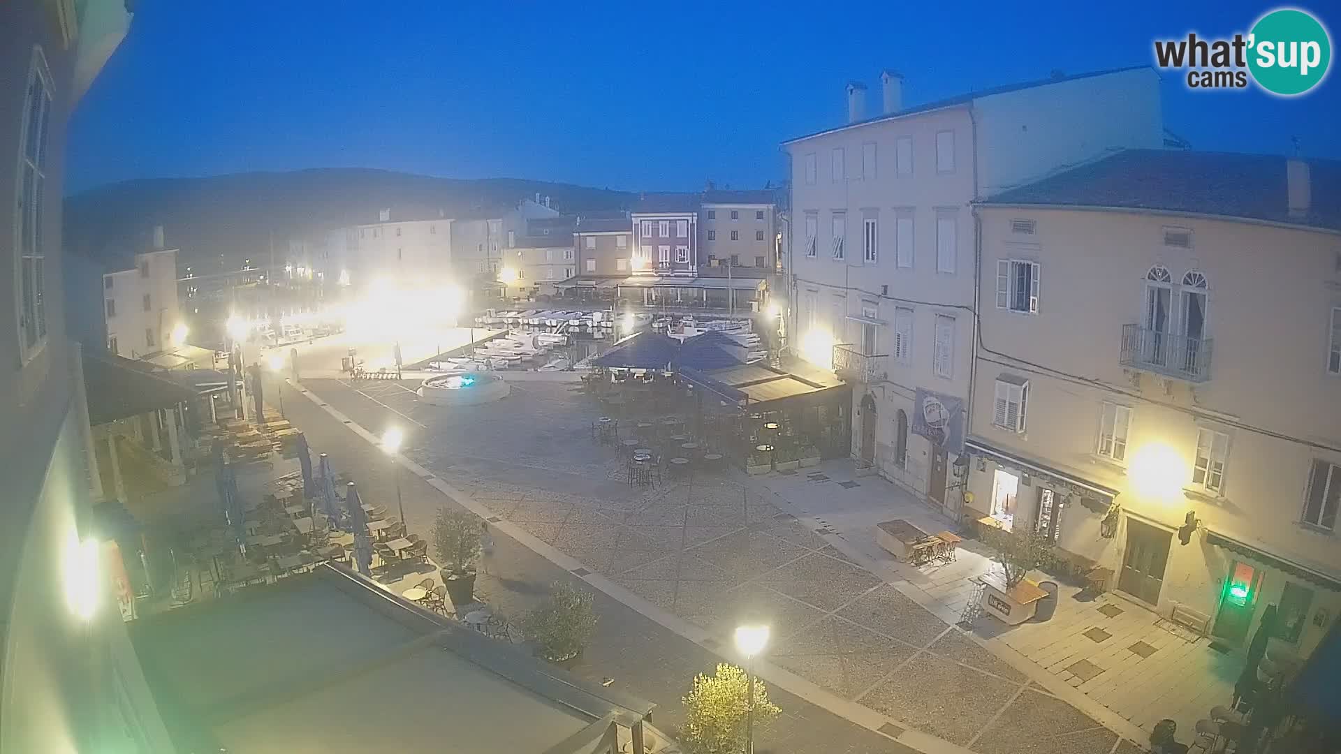 Web kamera Grad Cres – glavni trg i “mandrač” – otok Cres