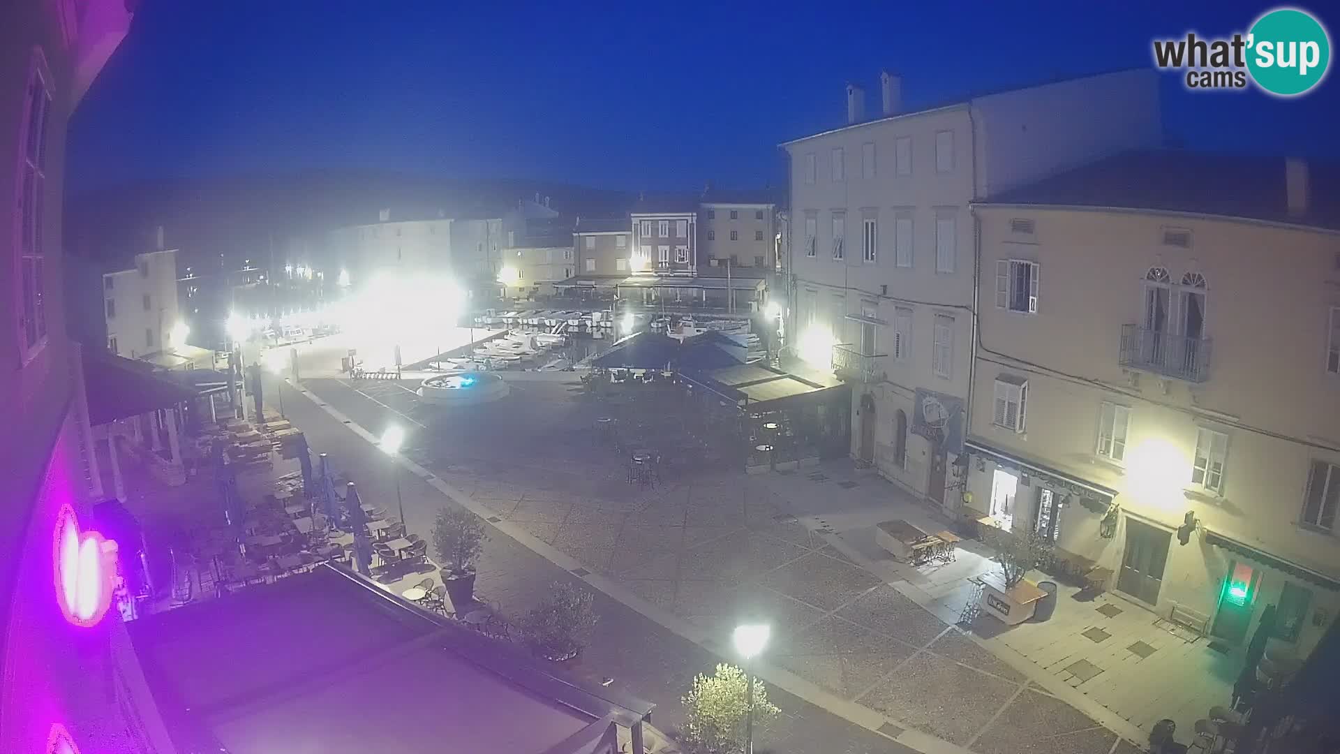 Web kamera Grad Cres – glavni trg i “mandrač” – otok Cres