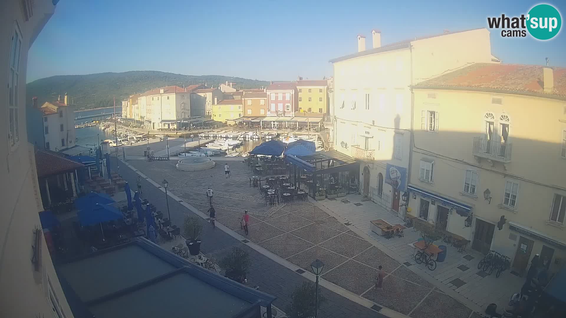 V ŽIVO spletna kamera Cres mesto – glavni trg in “mandrač” – otok Cres – Hrvaška