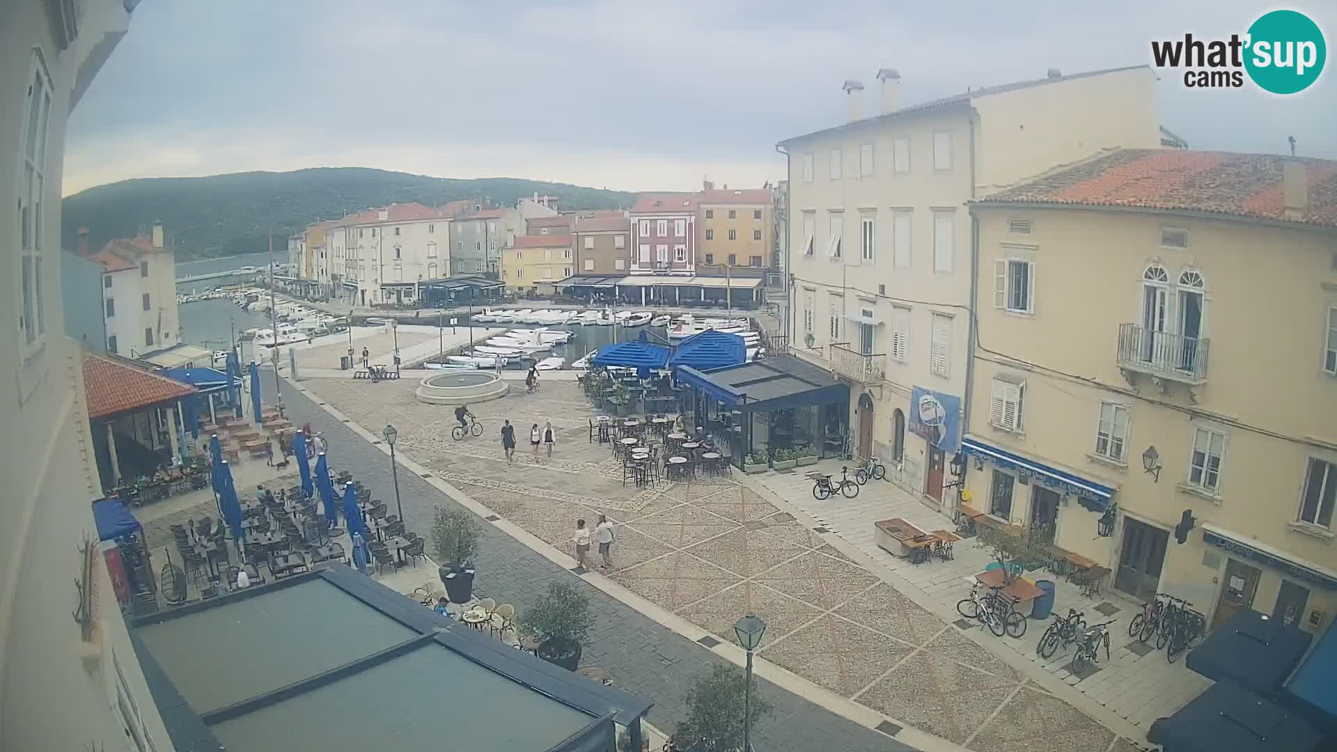 V ŽIVO spletna kamera Cres mesto – glavni trg in “mandrač” – otok Cres – Hrvaška