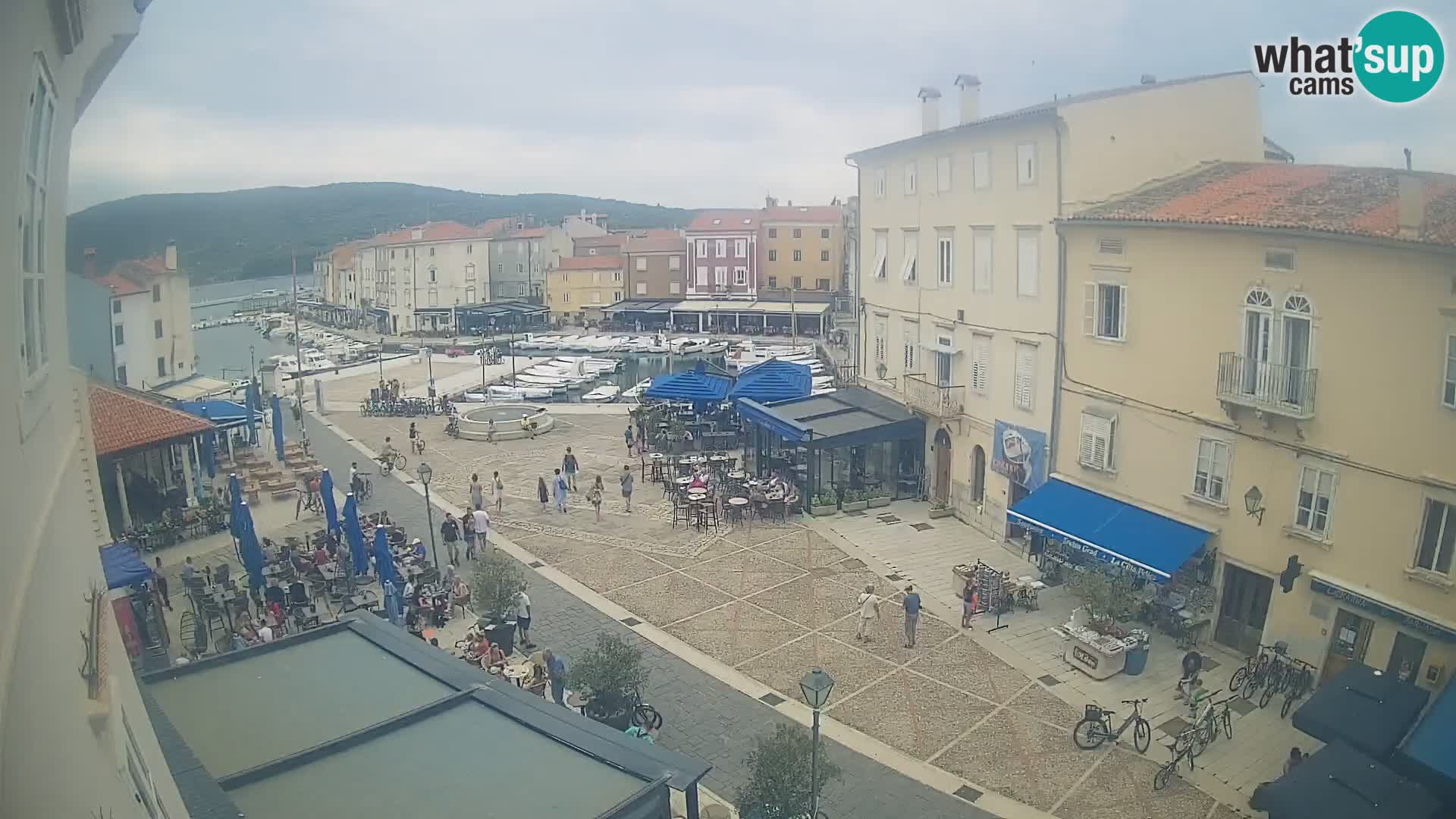 Kamera v ŽIVO Cres mesto – glavni trg in “mandrač” – otok Cres – Hrvaška