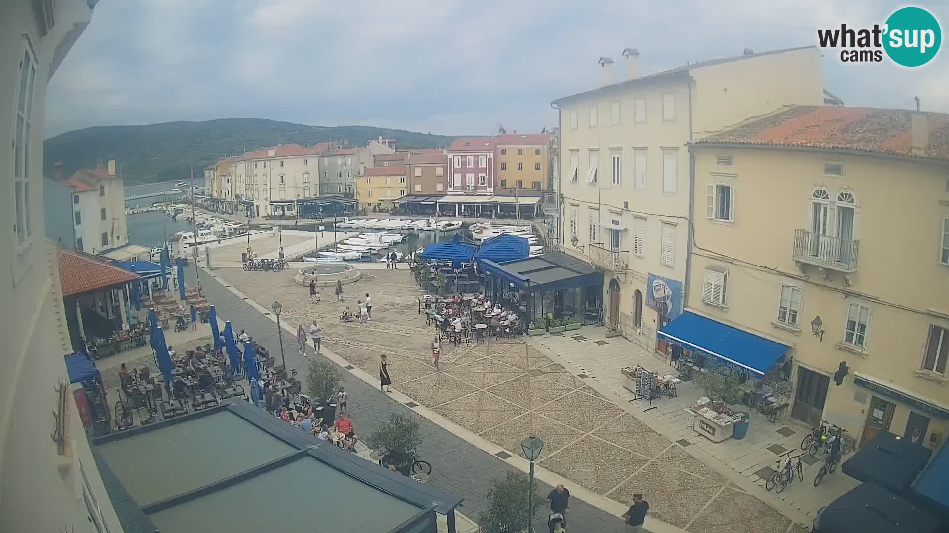 Kamera v ŽIVO Cres mesto – glavni trg in “mandrač” – otok Cres – Hrvaška