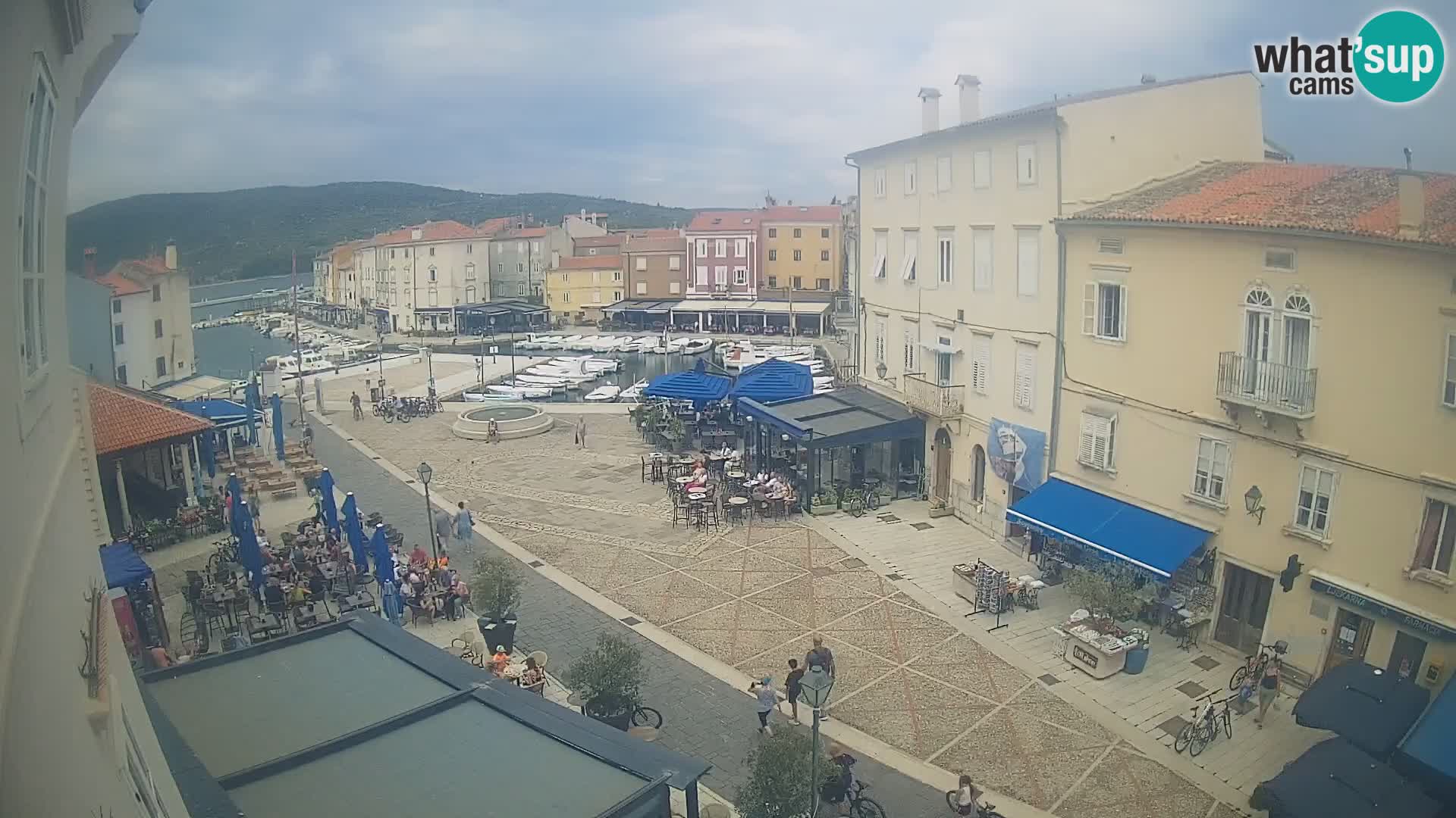 V ŽIVO spletna kamera Cres mesto – glavni trg in “mandrač” – otok Cres – Hrvaška