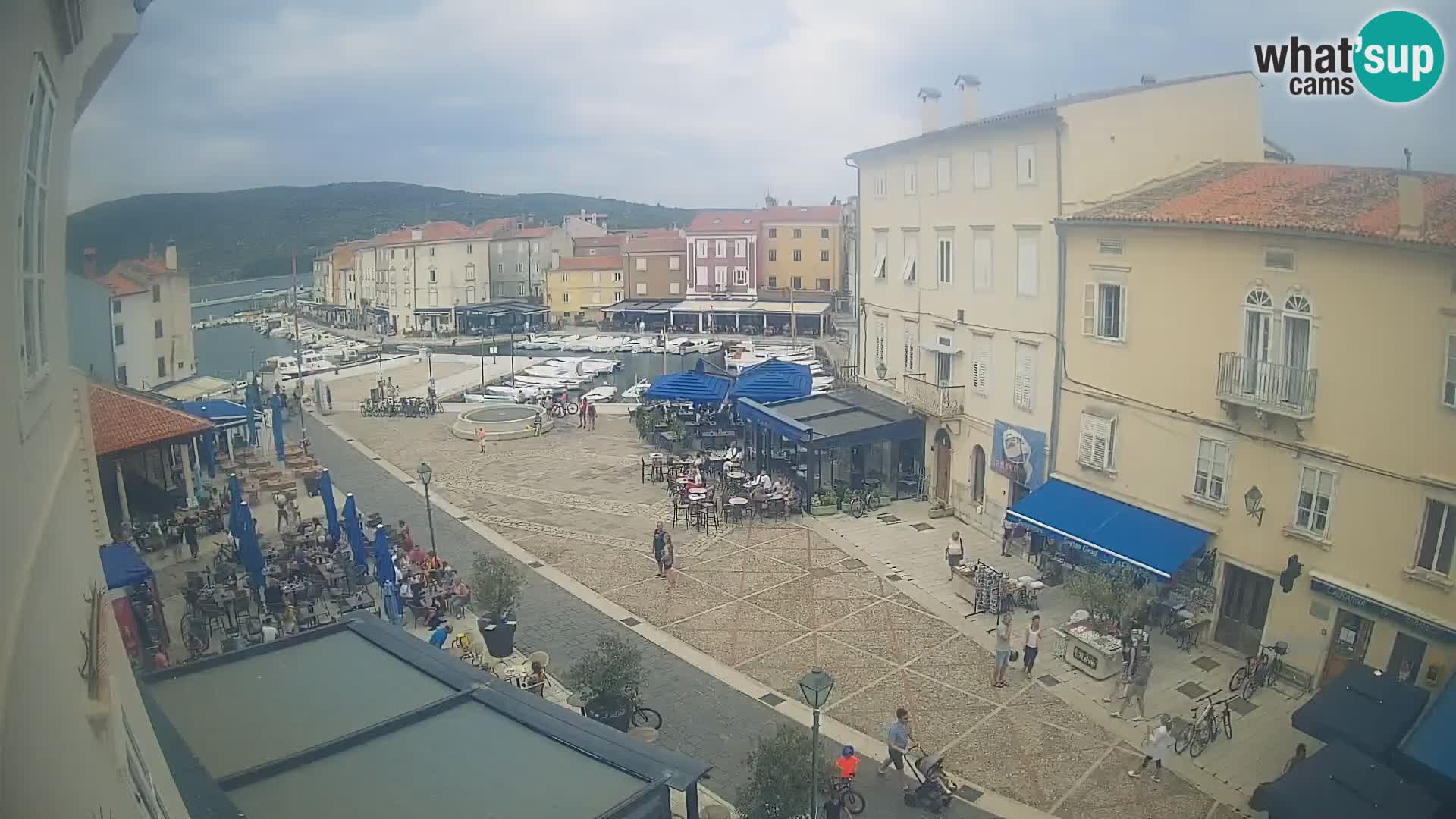 Kamera v ŽIVO Cres mesto – glavni trg in “mandrač” – otok Cres – Hrvaška
